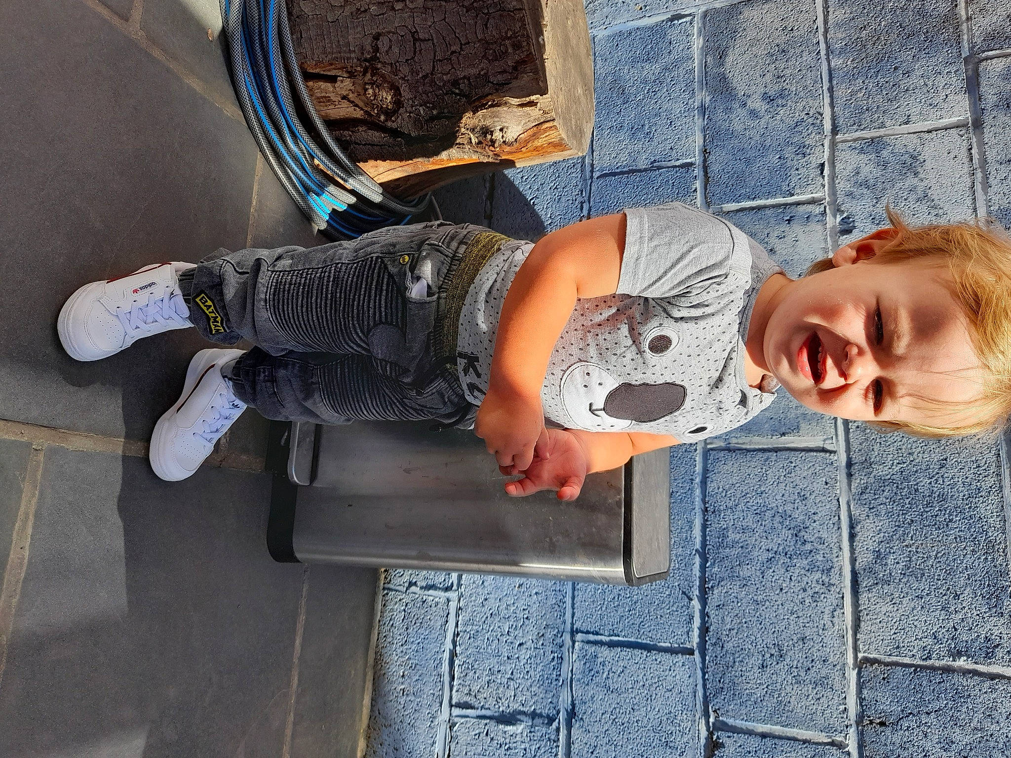 Hugo participe au concours pour gagner de l'argent avec cette photo : child, person