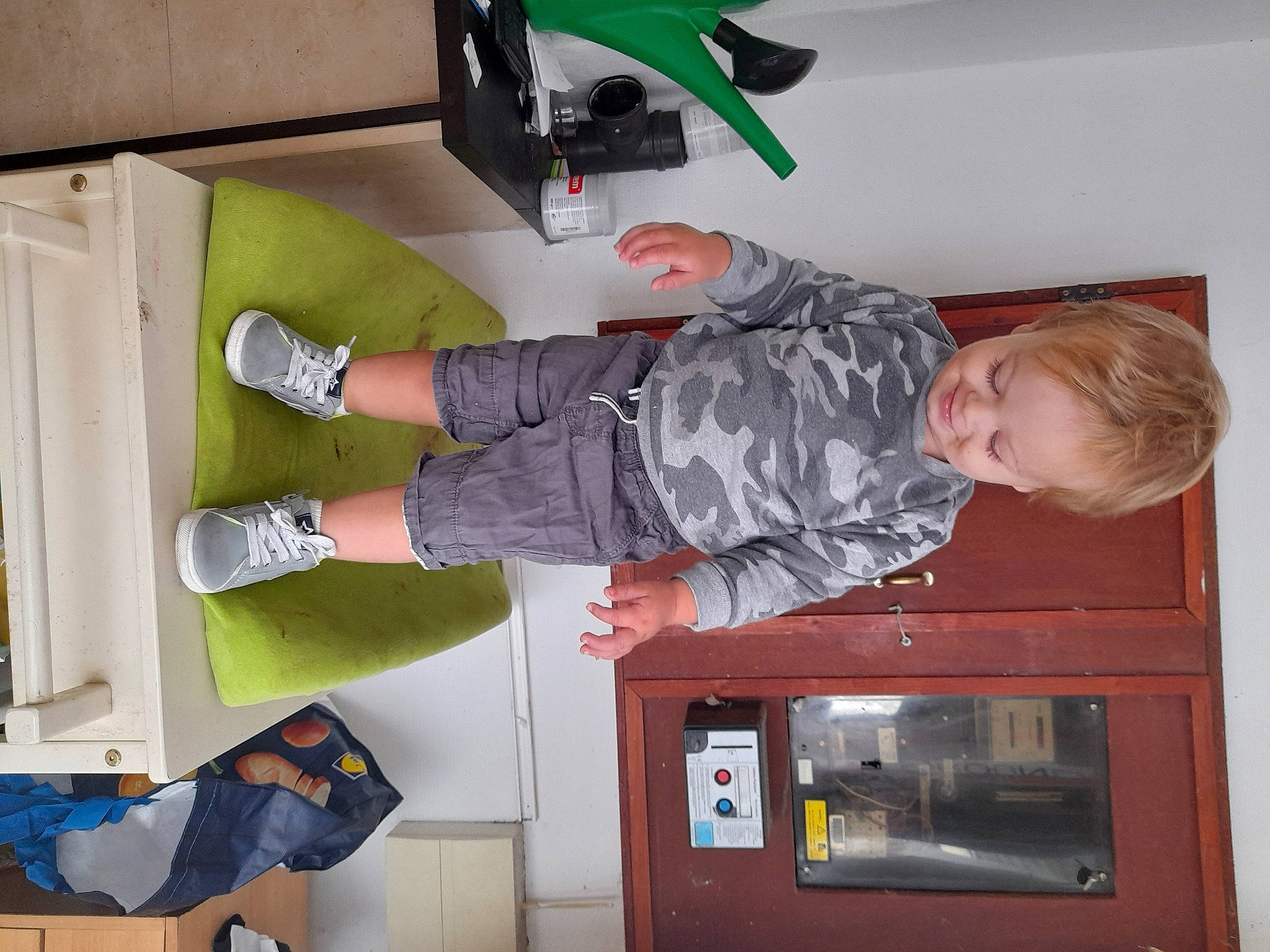 Hugo a rejoint le concours — aidez-le/la à gagner de superbes lots ! person, plaster