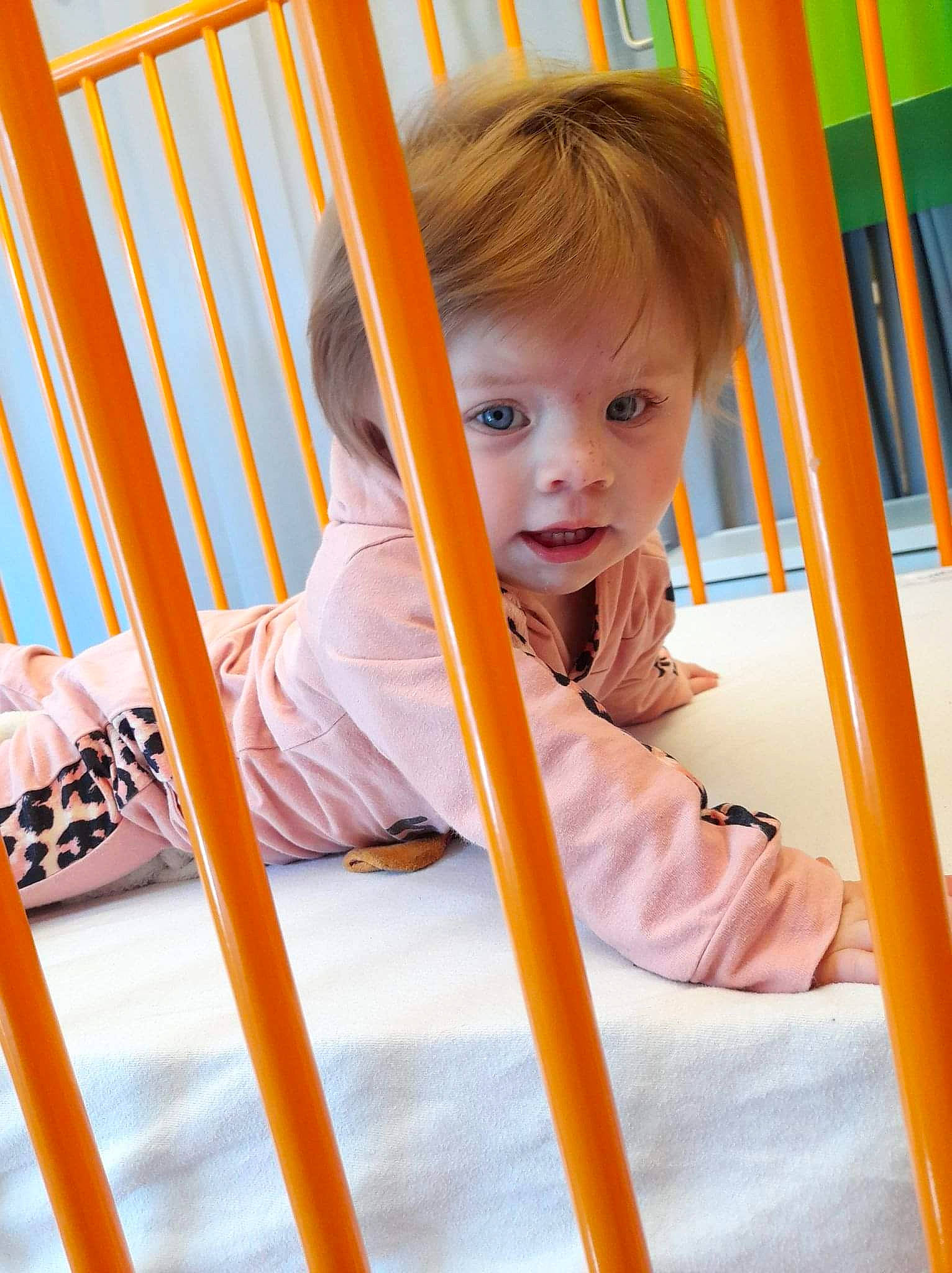 Léana participe au concours pour gagner de l'argent avec cette photo : baby, baby_toddler_clothing, child, chute, city, comfort, fun, happy, leisure, outdoor_play_equipment, person, play, playground, product, recreation, sitting, smile, t_shirt, toddler, vacation