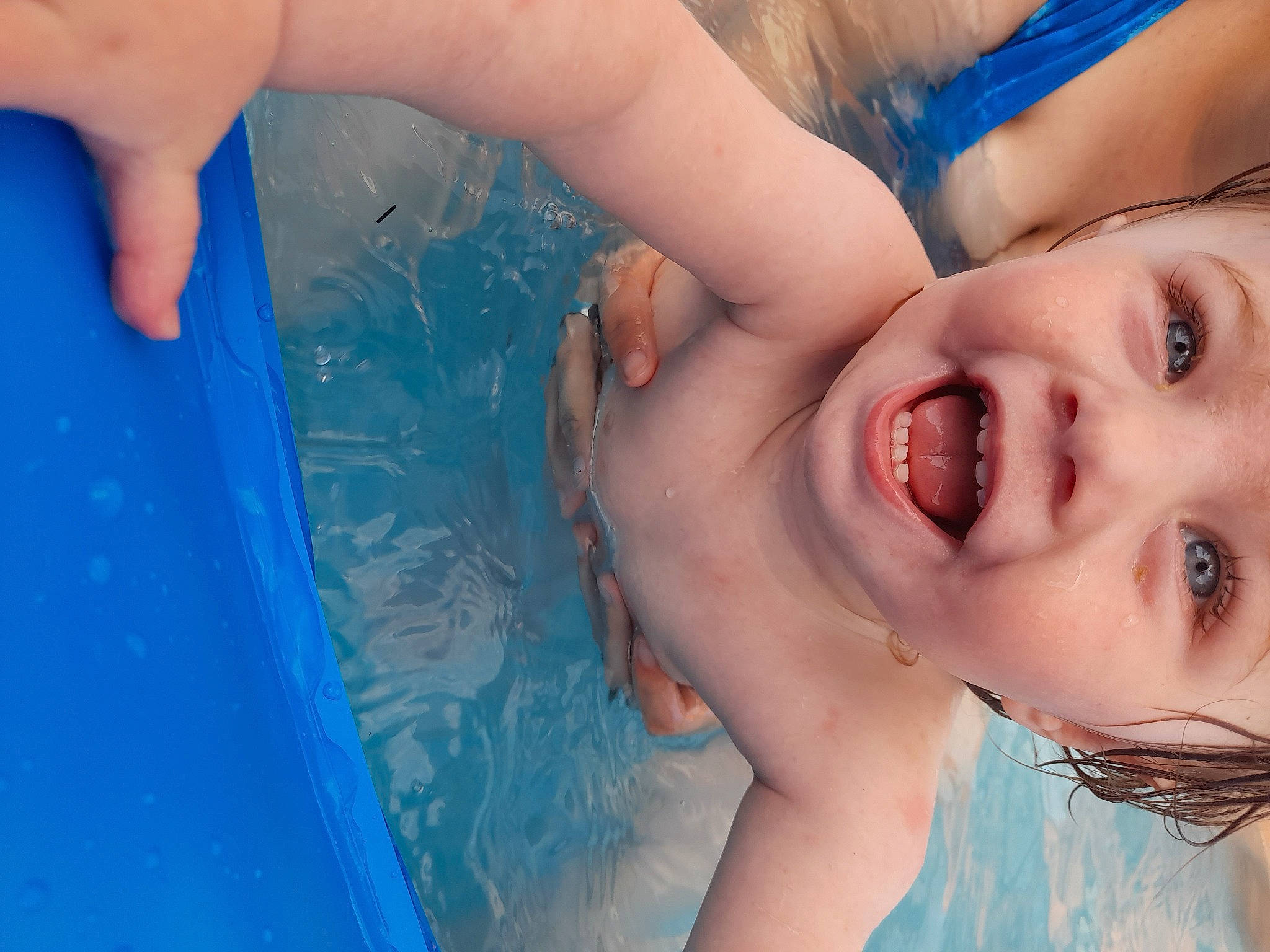 Léana a rejoint le concours — aidez-le/la à gagner de superbes lots ! arm, azure, baby, bathing, blue, eyebrow, eyelash, finger, gesture, hand, happy, leisure, lip, nose, person, product, skin, smile, swimming_pool, toddler