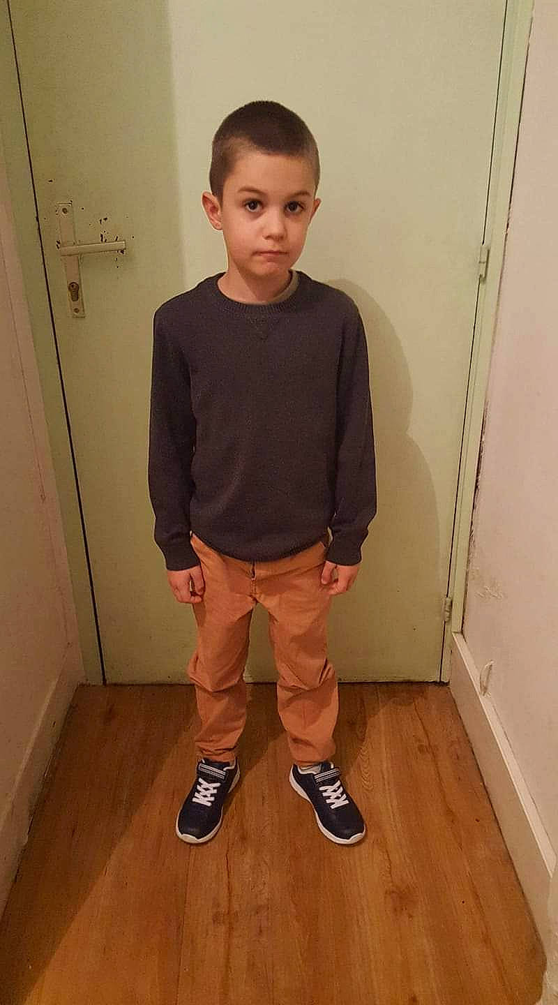 Alban a rejoint le concours — aidez-le/la à gagner de superbes lots ! arm, boy, child, clothing, day, floor, flooring, footwear, joint, leg, muscle, neck, outerwear, person, product, shoe, shorts, shoulder, sleeve, standing