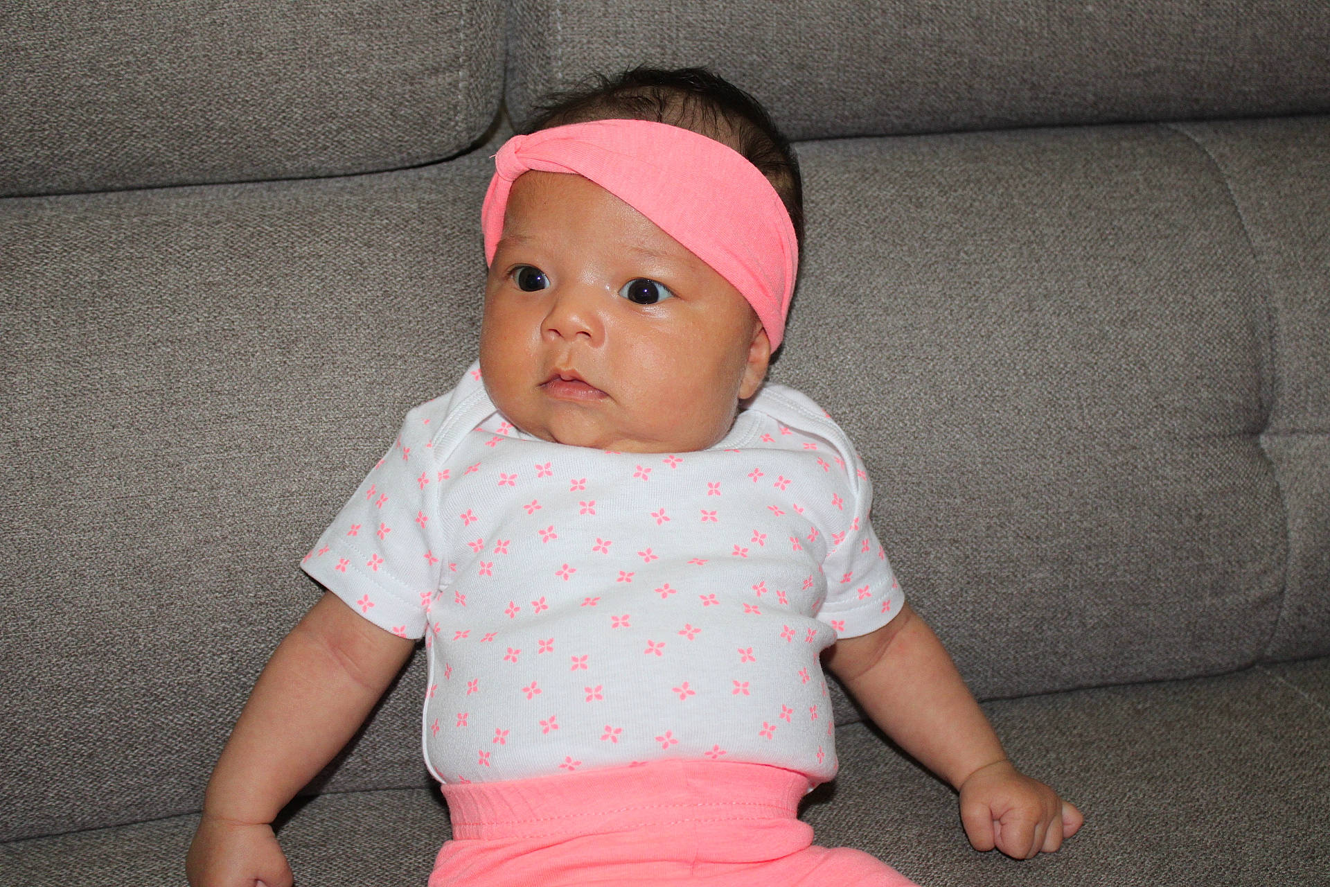 Milyana participe au concours pour gagner de l'argent avec cette photo : baby, baby_toddler_clothing, child, hair_accessory, headband, headgear, headwear, person, pink, toddler