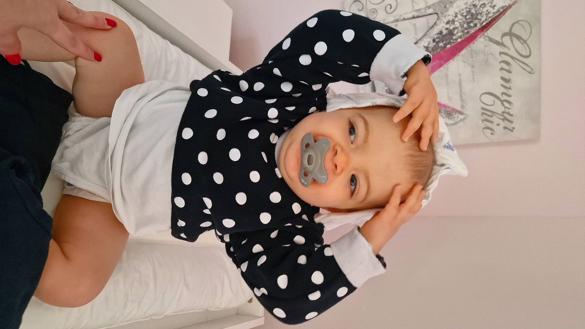 Emmy participe au concours pour gagner de l'argent avec cette photo : arm, baby, baby_toddler_clothing, bangs, child, elbow, eyelash, fashion_accessory, finger, gesture, hand, headgear, nail, neck, pattern, person, pink, sleeve, textile, toddler