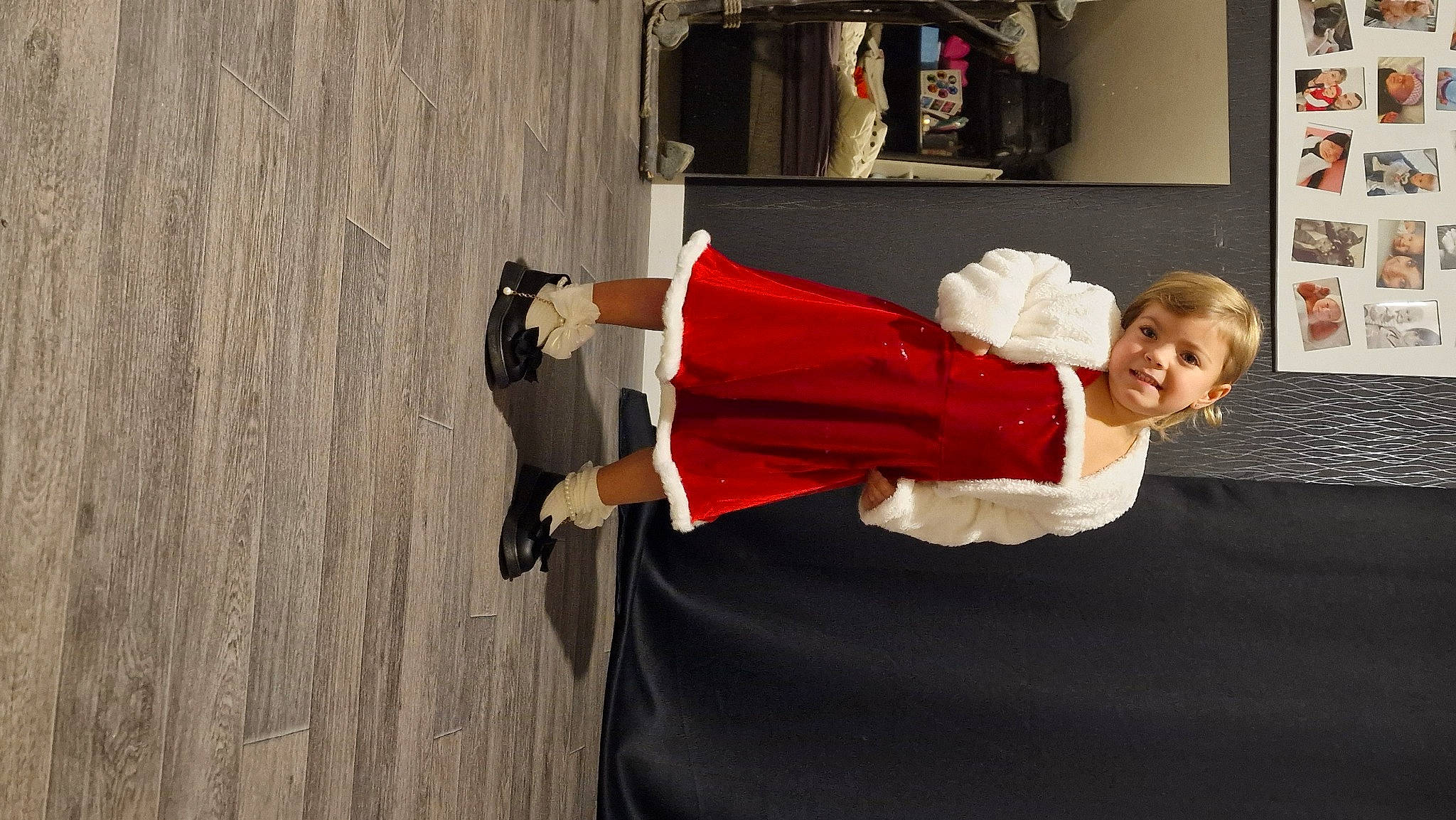 Maddy participe au concours pour gagner de l'argent avec cette photo : boot, costume, event, flooring, fun, hat, human_leg, joy, knee, person, picture_frame, room, shelf, sitting