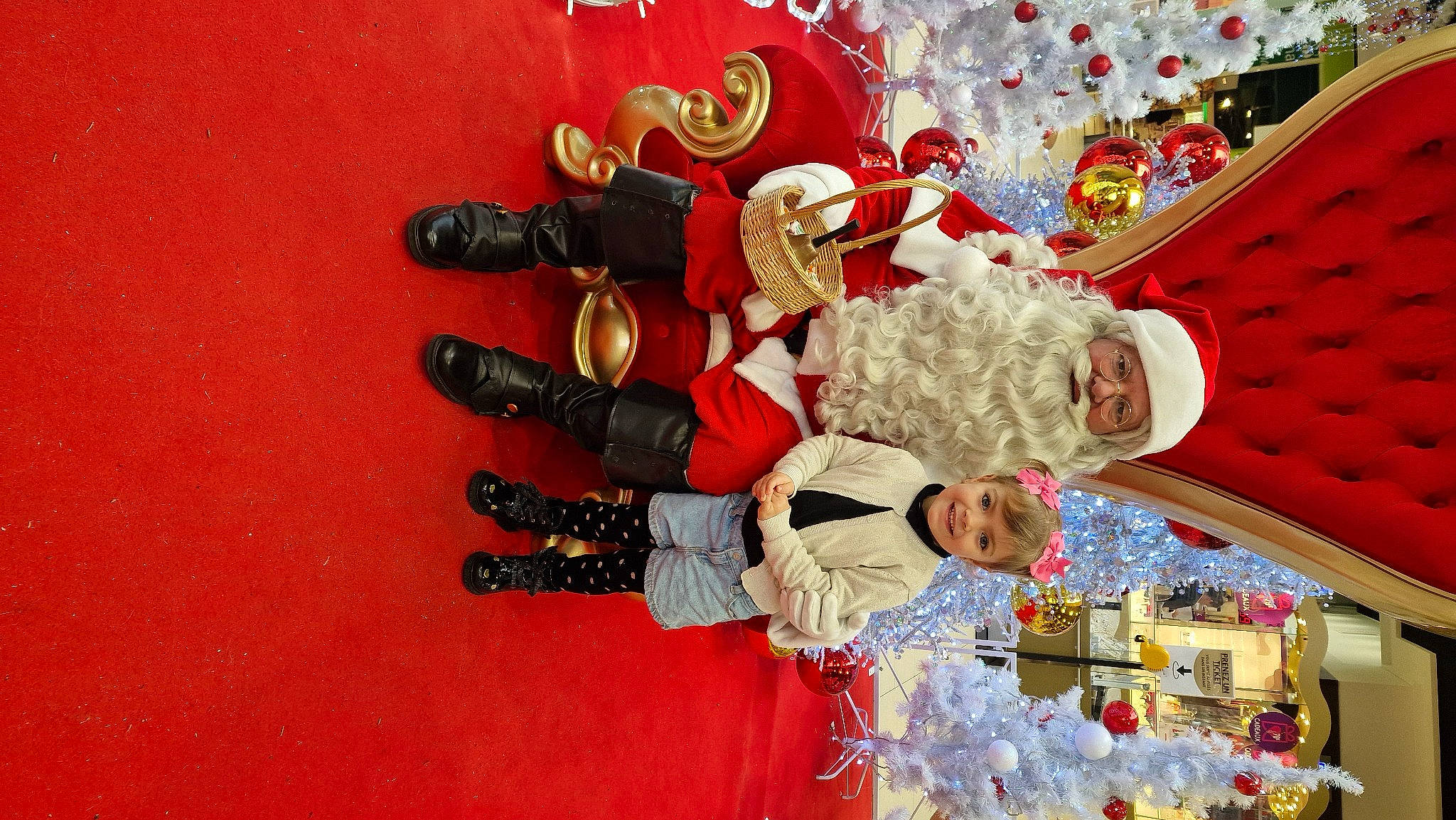 Maddy participe au concours pour gagner de l'argent avec cette photo : carmine, christmas, christmas_decoration, christmas_eve, christmas_ornament, decoration, event, fictional_character, fun, happy, headwear, holiday, holiday_ornament, interior_design, joy, leisure, ornament, person, recreation, tradition