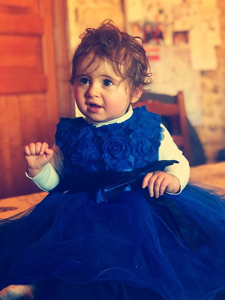 Annah-më a rejoint le concours — aidez-le/la à gagner de superbes lots ! baby, blue, cheek, child, costume, dress, eye, face, formal_wear, iris, person, play, sitting, smile, toddler