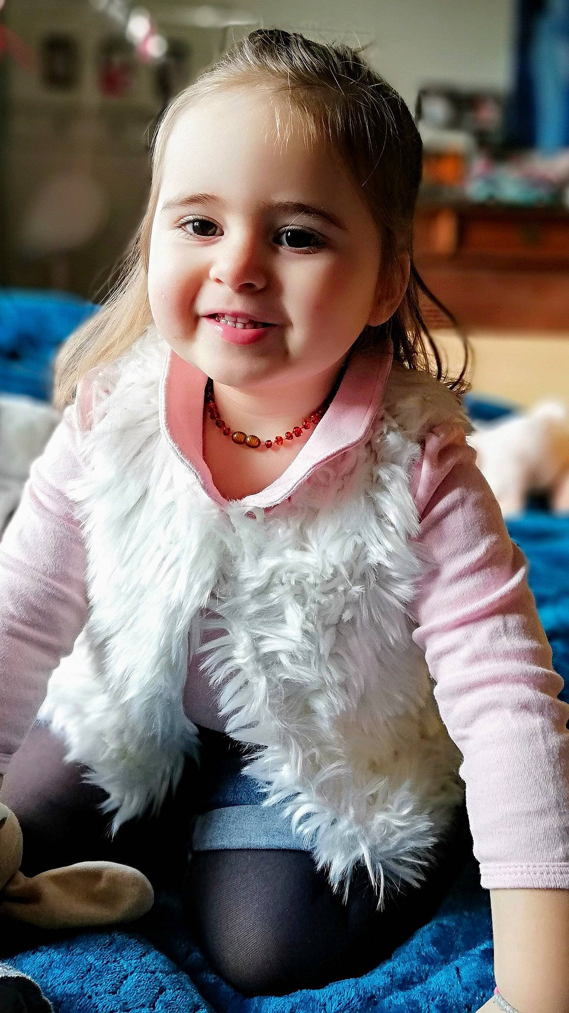 Annah-më a rejoint le concours — aidez-le/la à gagner de superbes lots ! baby_toddler_clothing, blond, bracelet, child, child_model, coffee_cup, cup, fur, happy, iris, joy, laugh, mouth, person, portrait_photography, serveware, teacup, toddler