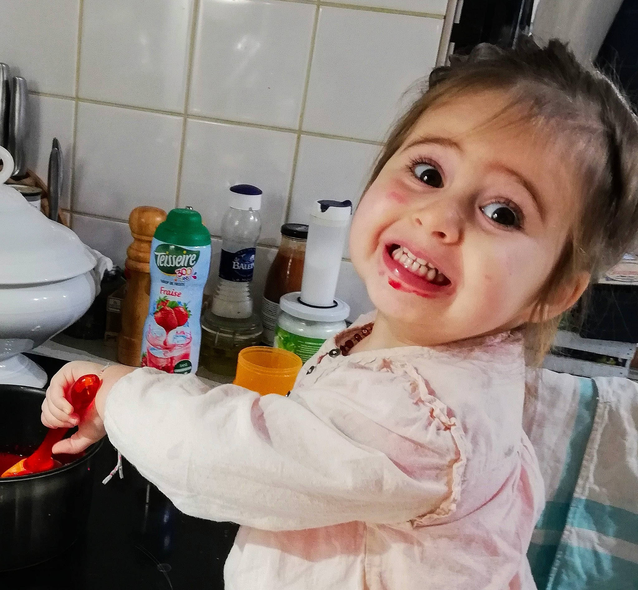 Annah-më a rejoint le concours — aidez-le/la à gagner de superbes lots ! bottle, ceramic, eyelash, glove, household_supply, kitchen_appliance, mouth, person, personal_care, plastic, plastic_bottle, small_appliance, tooth