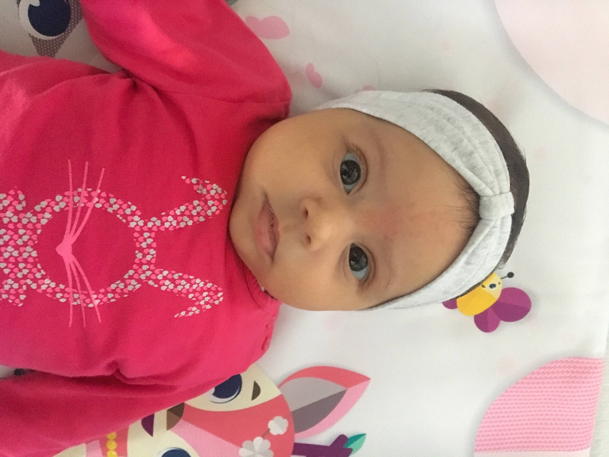 Naevia participe au concours pour gagner de l'argent avec cette photo : baby, baby_products, baby_toddler_clothing, cheek, child, eye, eyebrow, eyelash, hat, head, headgear, headwear, linens, lip, nose, pattern, person, pink, skin, sleeve