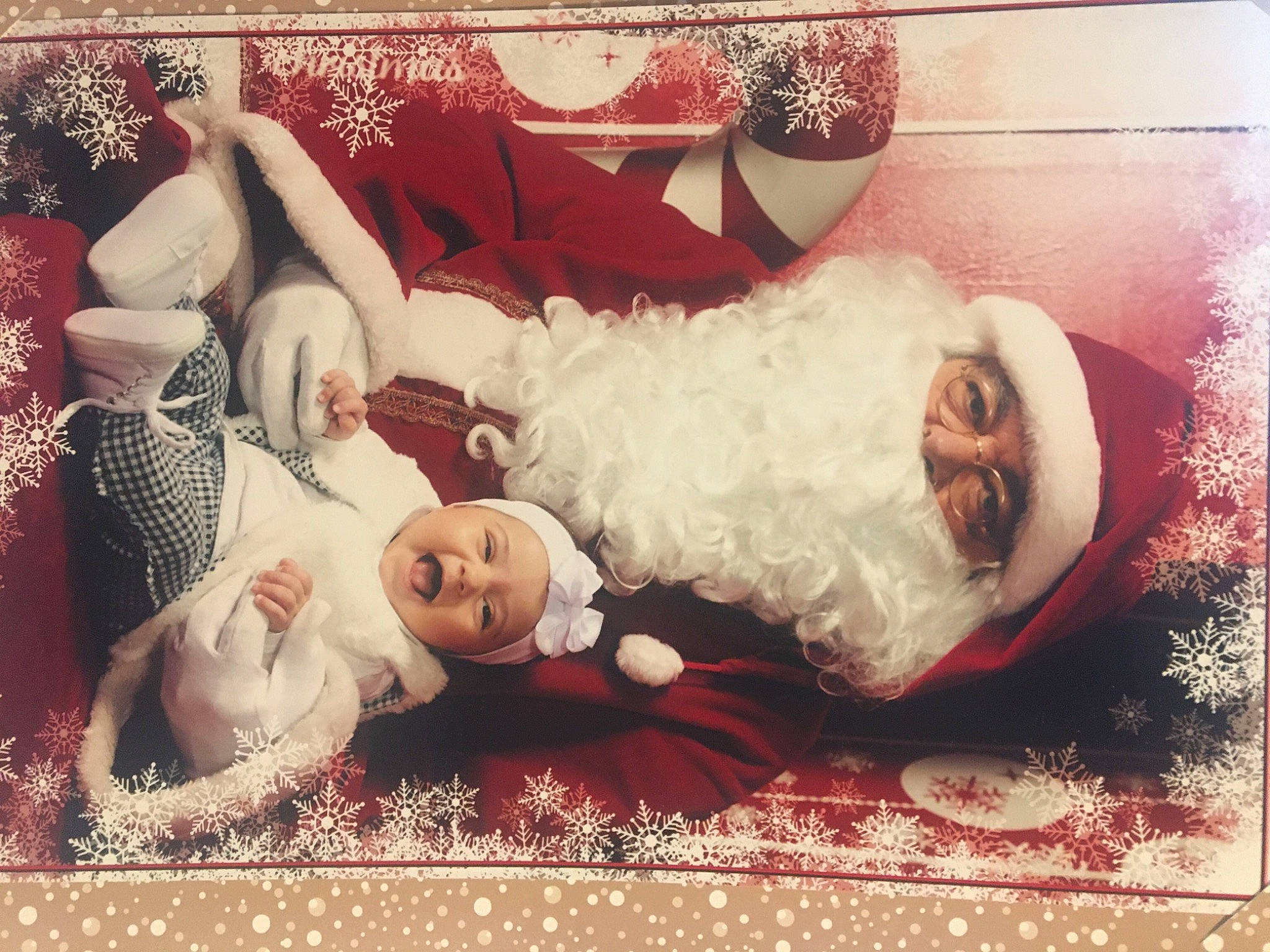 Naevia participe au concours pour gagner de l'argent avec cette photo : art, carmine, christmas, christmas_decoration, christmas_eve, christmas_ornament, event, fictional_character, fur, happy, headwear, holiday, interior_design, ornament, person, picture_frame, rectangle, room, santa_claus, smile