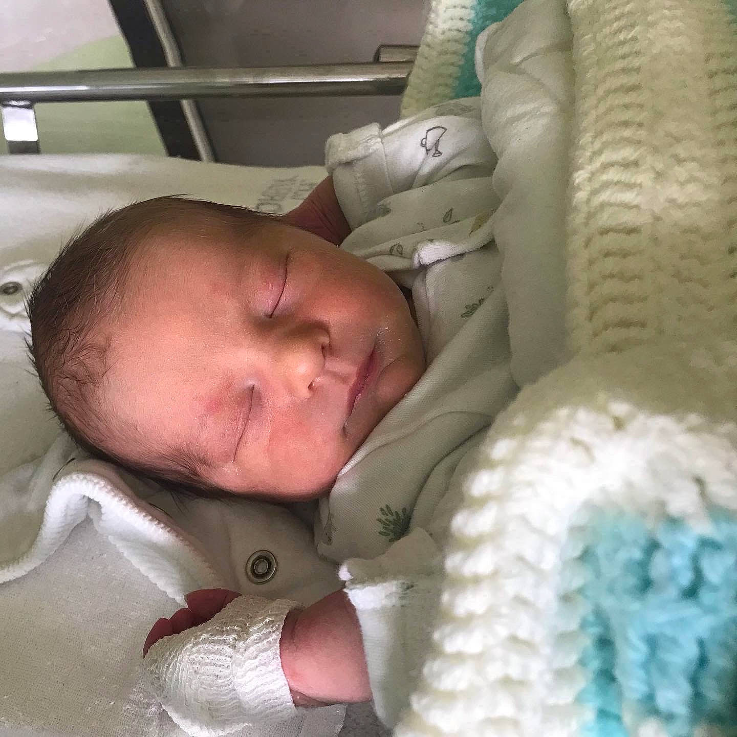 Kaïs participe au concours pour gagner de l'argent avec cette photo : baby, baby_products, baby_sleeping, baby_toddler_clothing, bed, bedding, bedtime, cheek, child, comfort, infant_bed, linens, mammal, mouth, nap, nose, person, room, skin, textile