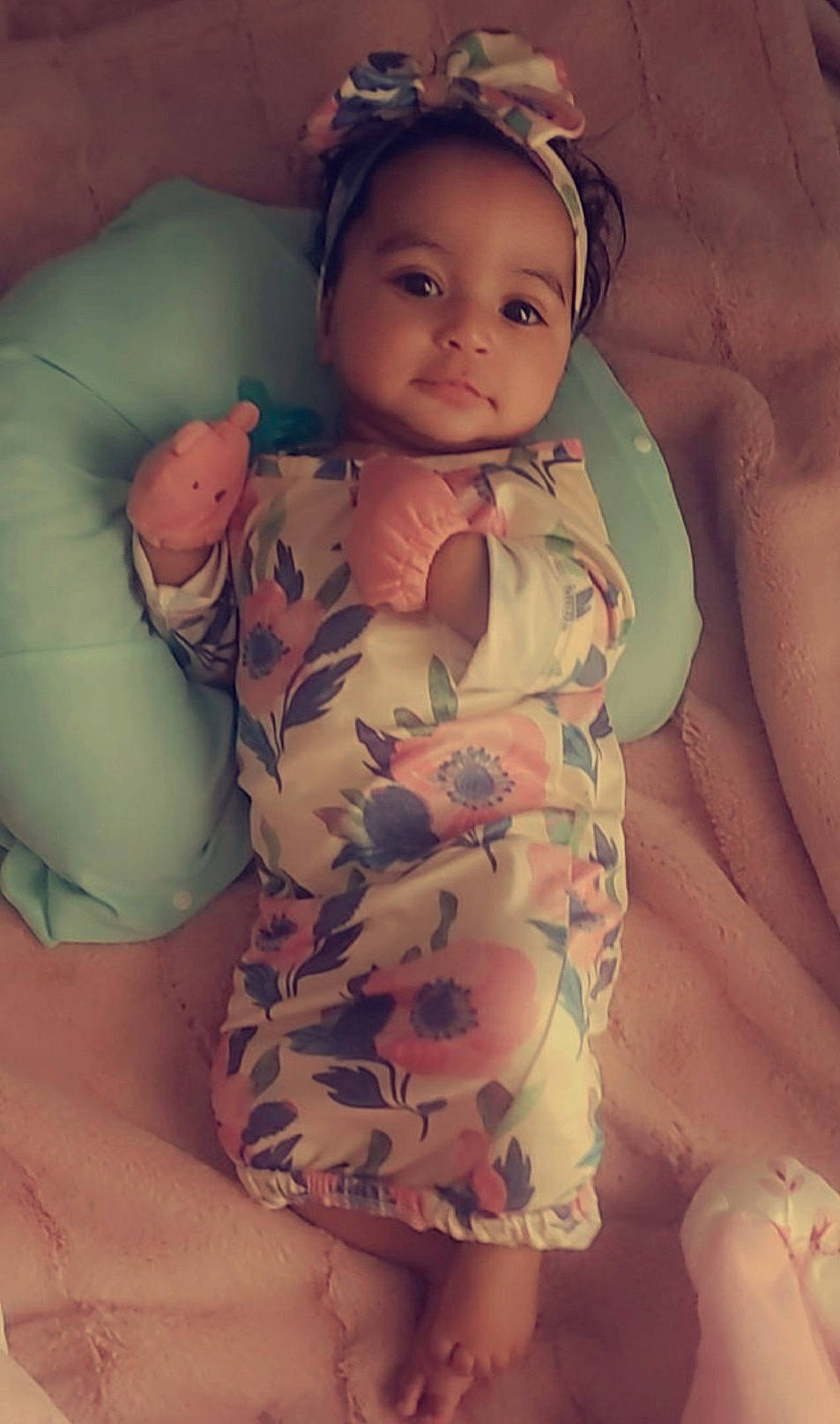 Danna is registered to the contest to win money with this photo: arm, cheek, chin, comfort, eye, eyebrow, face, hair, hairstyle, head, leg, lip, mouth, neck, organ, person, shoulder, skin, sleeve, smile