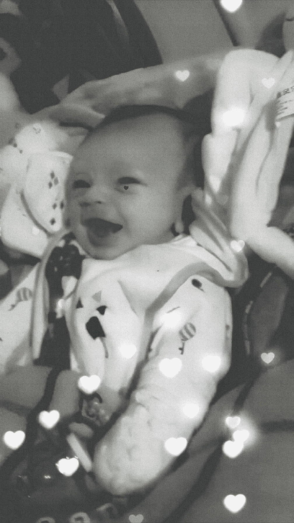 émile participe au concours pour gagner de l'argent avec cette photo : baby, black_and_white, cheek, chest, child, doll, eye, fun, gesture, happy, laugh, monochrome, monochrome_photography, pattern, person, room, smile, still_life_photography, style, toddler