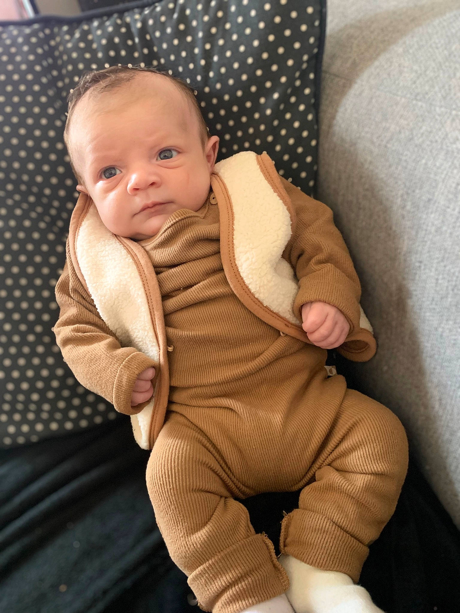 émile a rejoint le concours — aidez-le/la à gagner de superbes lots ! arm, baby, baby_products, baby_toddler_clothing, cheek, child, comfort, finger, gesture, human_leg, iris, lap, person, sitting, skin, sleeve, smile, thigh, thumb, toddler