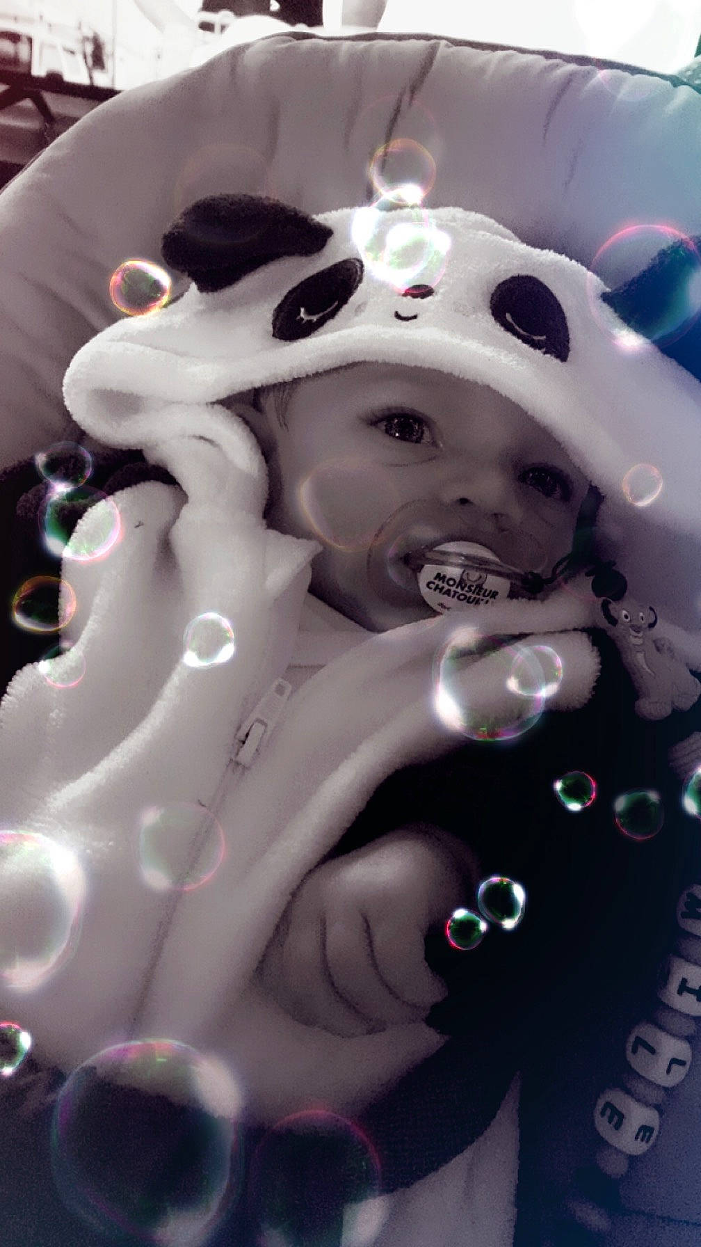 émile participe au concours pour gagner de l'argent avec cette photo : art, carmine, chest, close_up, costume, darkness, event, eyelash, fashion_accessory, fictional_character, fun, happy, headwear, jewellery, monochrome, monochrome_photography, party_supply, person, pink, public_event