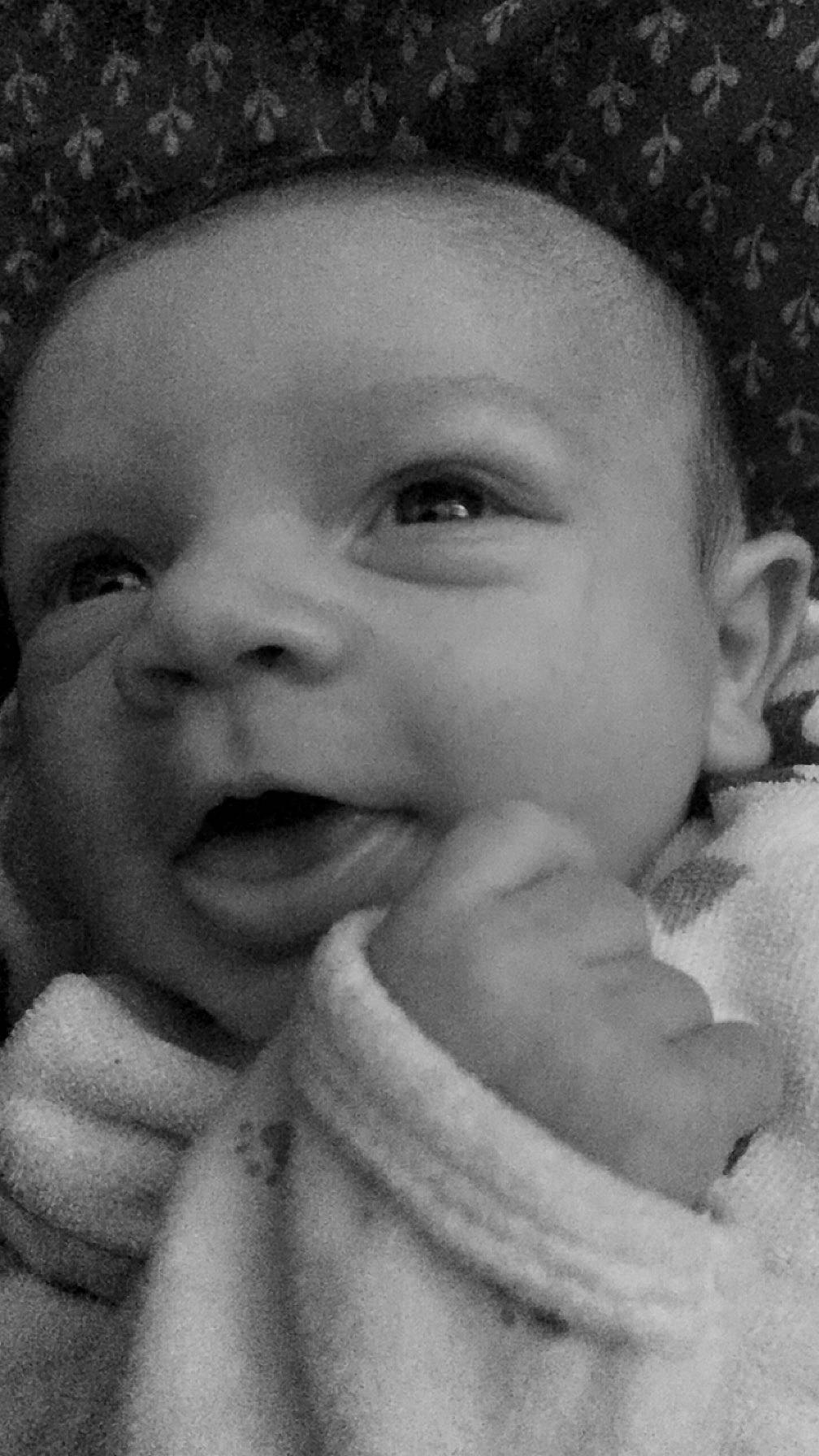 émile participe au concours pour gagner de l'argent avec cette photo : black, cheek, chin, eye, eyebrow, face, facial_expression, forehead, hand, head, human, iris, lip, mouth, nose, organ, person, photograph, product, skin