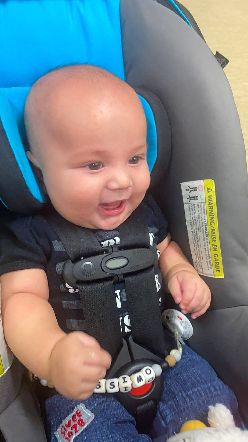 Massimo a rejoint le concours — aidez-le/la à gagner de superbes lots ! auto_part, baby, baby_products, baby_safety, baby_toddler_clothing, blue, car_seat, child, comfort, electric_blue, fun, happy, nail, person, personal_protective_equipment, service, sitting, smile, thumb, toddler