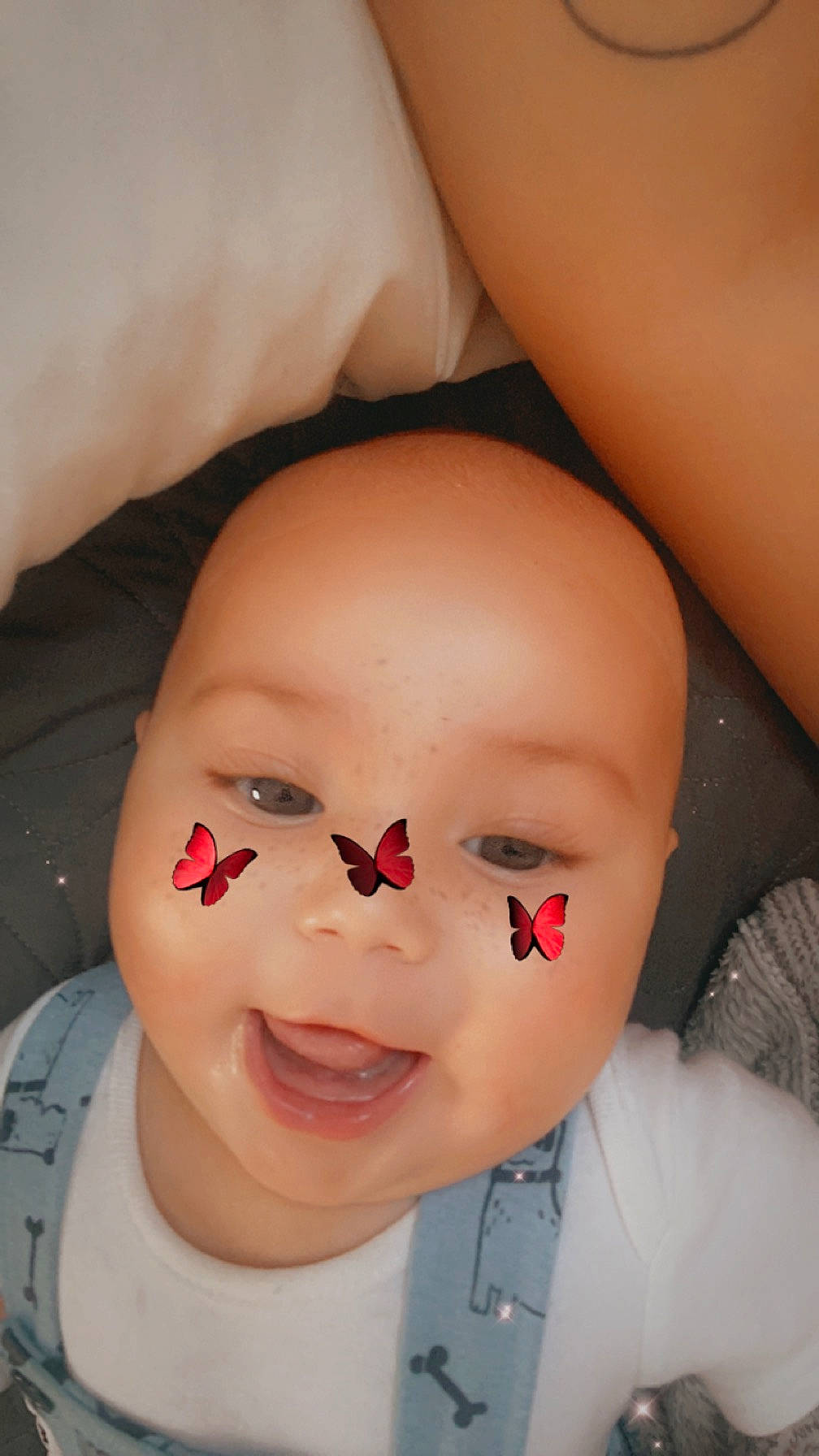 Massimo participe au concours pour gagner de l'argent avec cette photo : carmine, cheek, child, chin, close_up, comfort, eyebrow, eyelash, forehead, fun, gesture, happy, jaw, lip, mouth, neck, no_expression, nose, person, skin