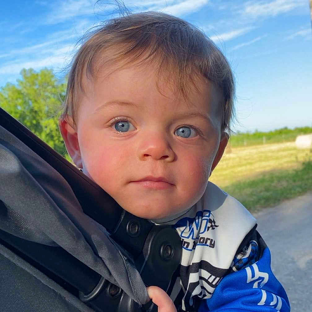 Dayann a rejoint le concours — aidez-le/la à gagner de superbes lots ! accessories, baby, bag, bodypart, city, clothing, coat, face, finger, grass, hand, head, jacket, nature, outdoors, person, photography, plant, portrait, sky