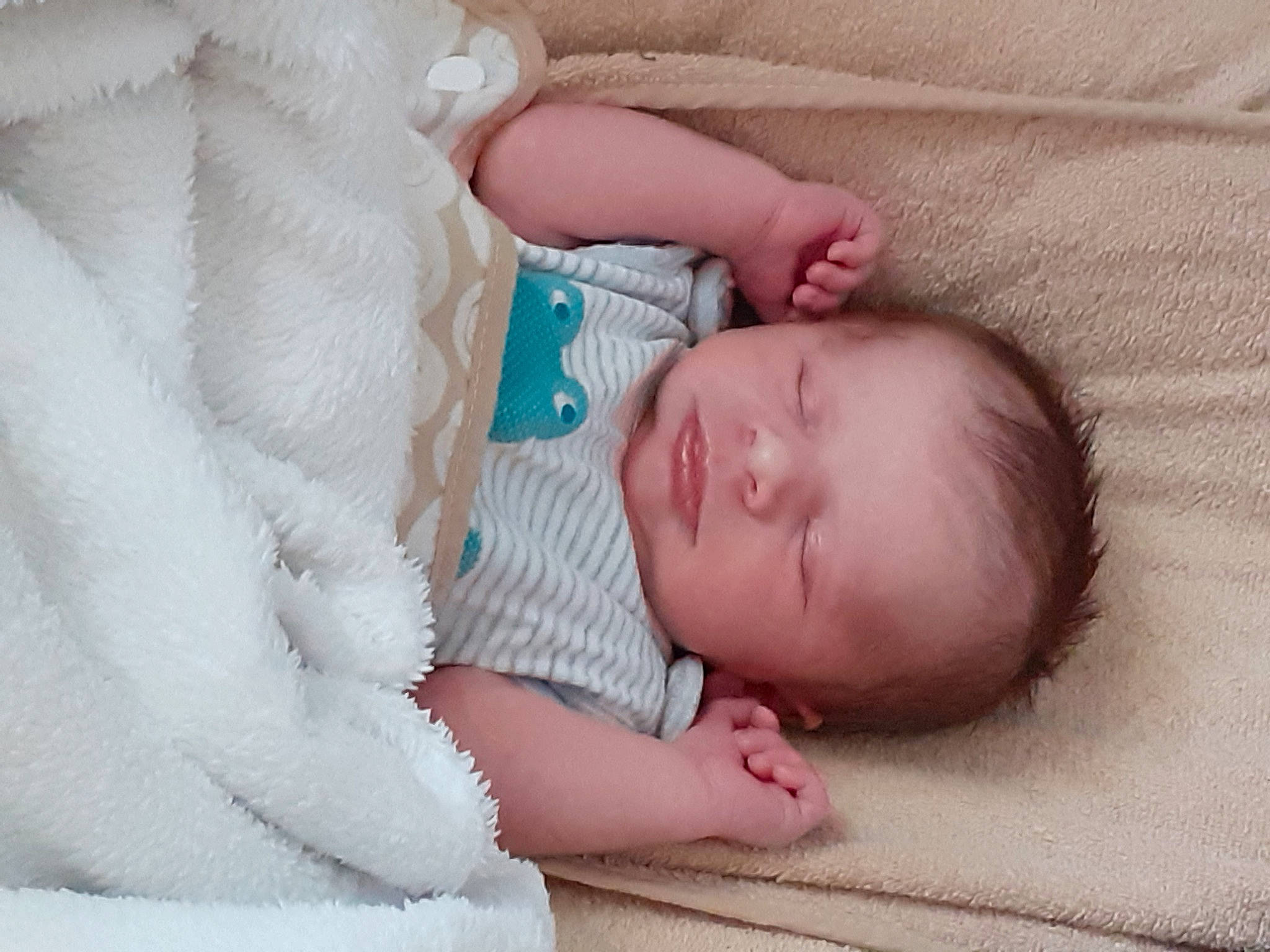 Nolan a rejoint le concours — aidez-le/la à gagner de superbes lots ! baby, baby_sleeping, bedtime, child, comfort, hand, nap, person, skin, sleep, toddler