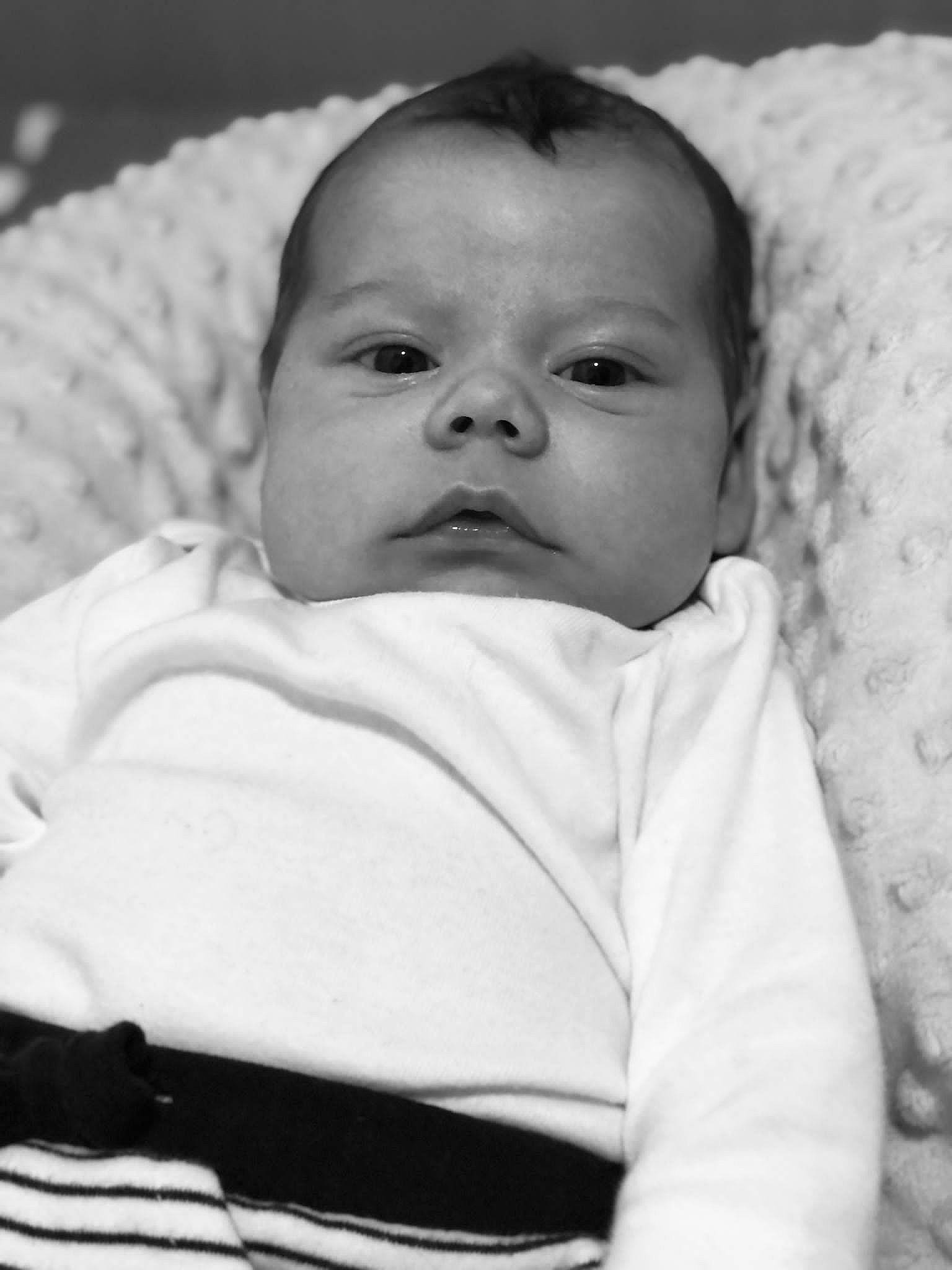 Gustavo participe au concours pour gagner de l'argent avec cette photo : baby, baby_sleeping, baby_toddler_clothing, bedtime, cheek, child, comfort, eyebrow, happy, iris, linens, monochrome, monochrome_photography, mouth, nose, person, portrait_photography, room, skin, textile