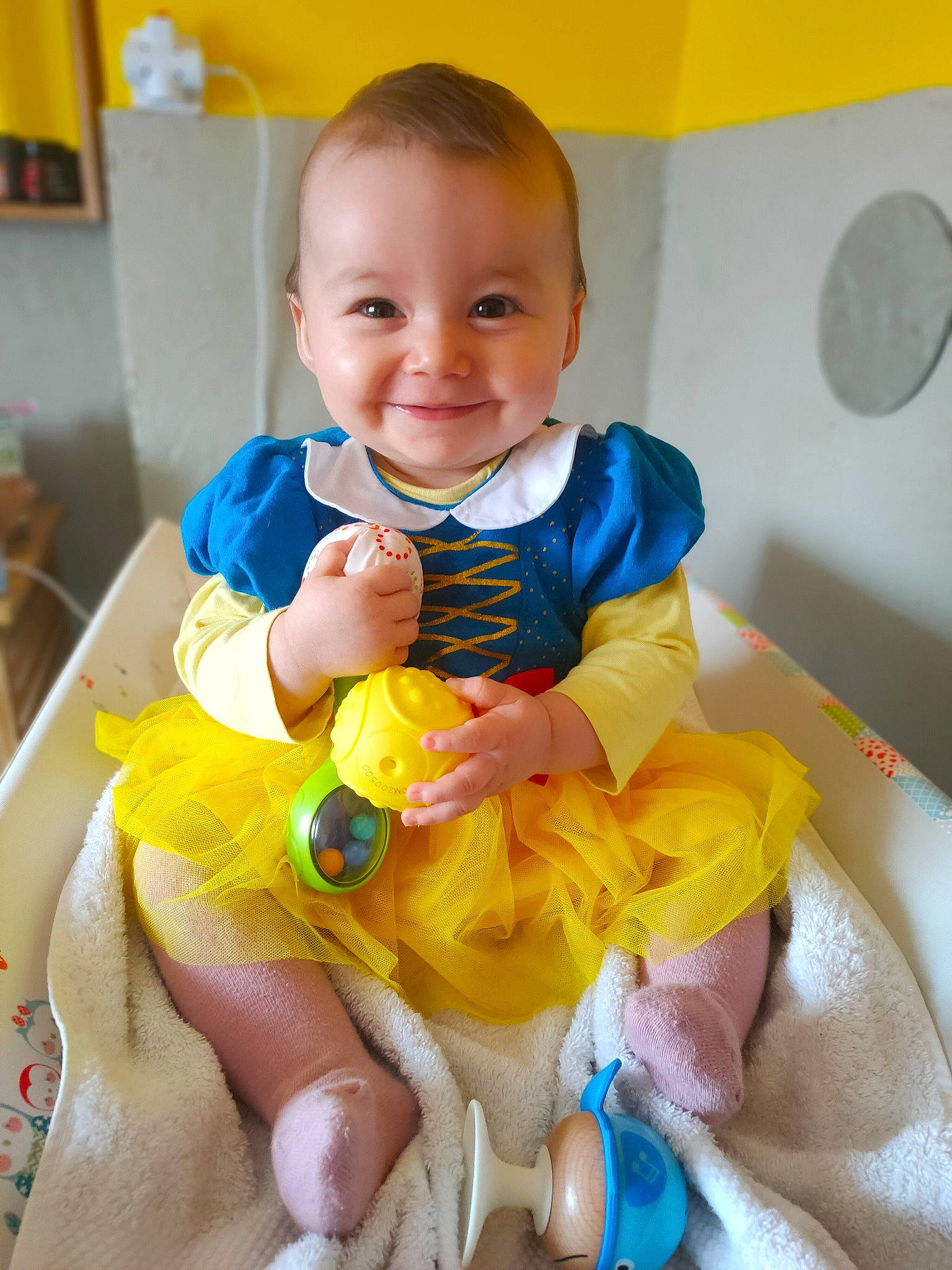 Ynes a rejoint le concours — aidez-le/la à gagner de superbes lots ! baby, baby_toddler_clothing, cheek, child, face, finger, fun, happy, head, iris, joy, orange, person, photograph, product, skin, sleeve, smile, thumb, toddler