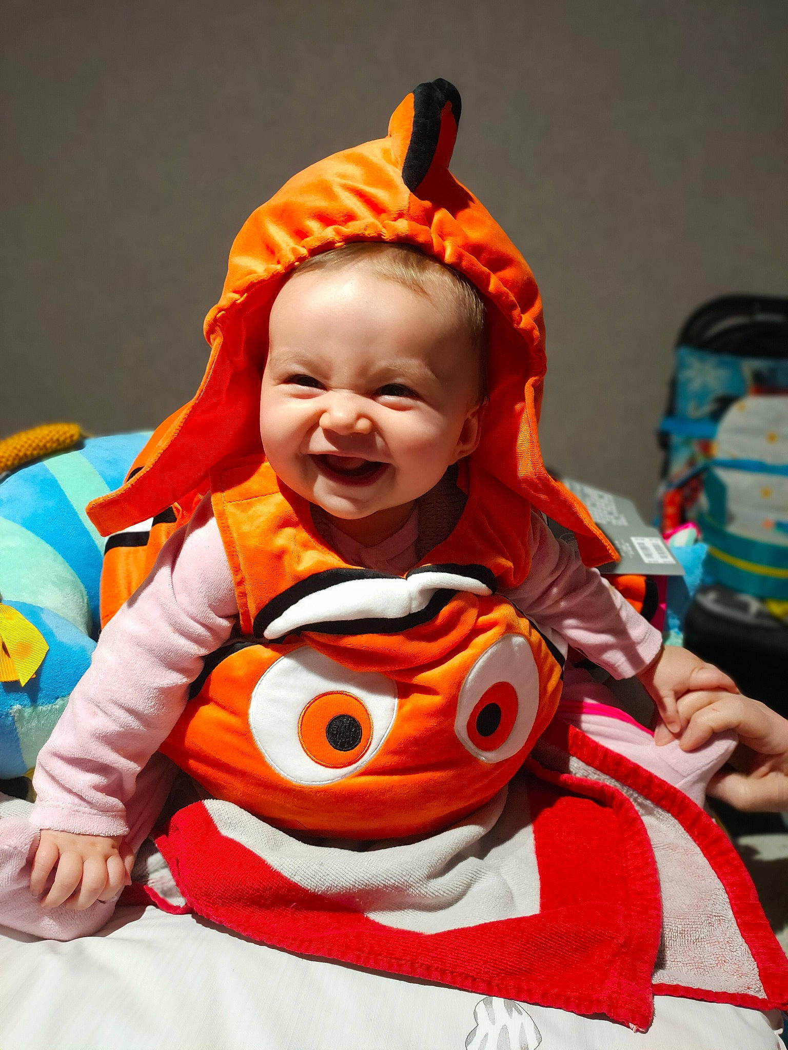Ynes a rejoint le concours — aidez-le/la à gagner de superbes lots ! baby, baby_products, baby_toddler_clothing, child, costume, event, eye, facial_expression, fun, happy, human_body, mouth, orange, person, personal_protective_equipment, play, room, sitting, smile, toddler