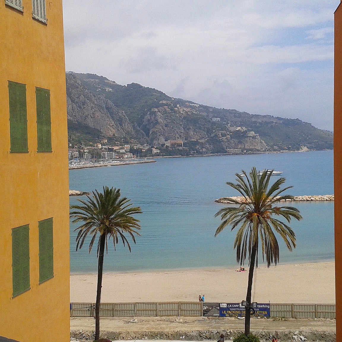 Leyna participe au concours pour gagner de l'argent avec cette photo : apartment, architecture, arecales, building, facade, house, palm_tree, property, real_estate, sea, sky, tourism, tree, vacation, wall, window