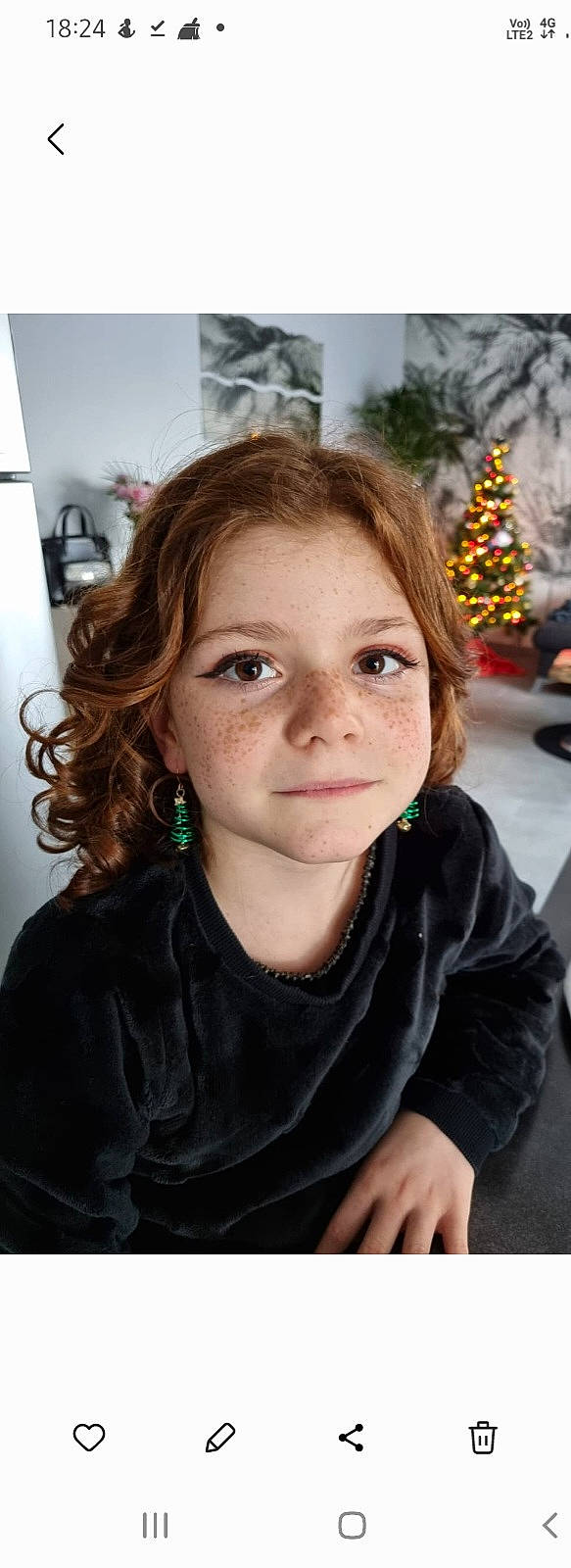 Tessa a rejoint le concours — aidez-le/la à gagner de superbes lots ! blond, brown_hair, cheek, child, christmas, eyelash, fashion_accessory, forehead, fun, hair_coloring, hairstyle, happy, holiday, iris, lip, person, portrait_photography, sitting, toddler, tree