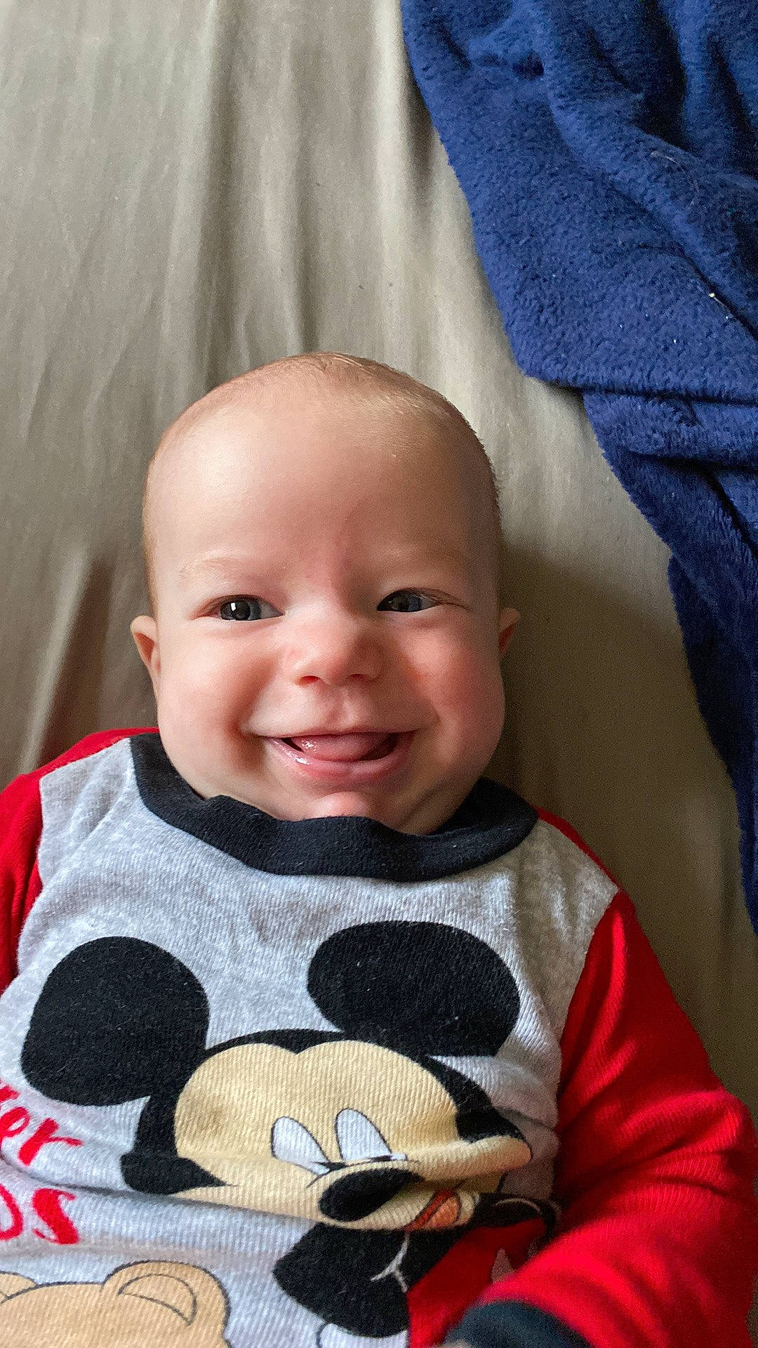 Madyix is registered to the contest to win money with this photo: baby, baby_toddler_clothing, cheek, comfort, eyebrow, facial_expression, hairstyle, happy, iris, joy, linens, mouth, nose, organ, person, product, skin, sleeve, smile, t_shirt