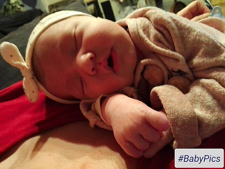Morgane participe au concours pour gagner de l'argent avec cette photo : baby, baby_sleeping, baby_toddler_clothing, bedtime, blanket, cheek, child, comfort, finger, foot, human, linens, nail, nap, nose, person, skin, sleep, thumb, toddler