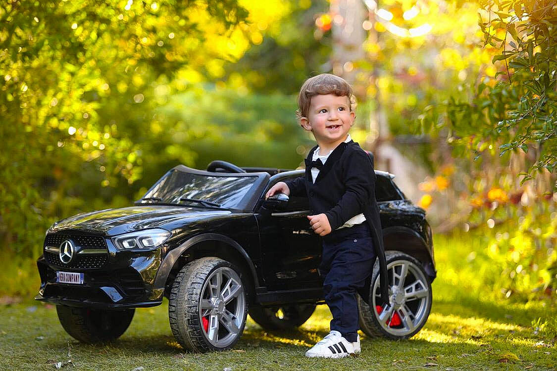 Andre is registered to the contest to win money with this photo: alloy_wheel, auto_part, automotive_design, automotive_exterior, automotive_lighting, automotive_tire, automotive_wheel_system, bumper, fender, grille, headlamp, hood, joy, luxury_vehicle, person, rim, spoke, tire, tread, vehicle