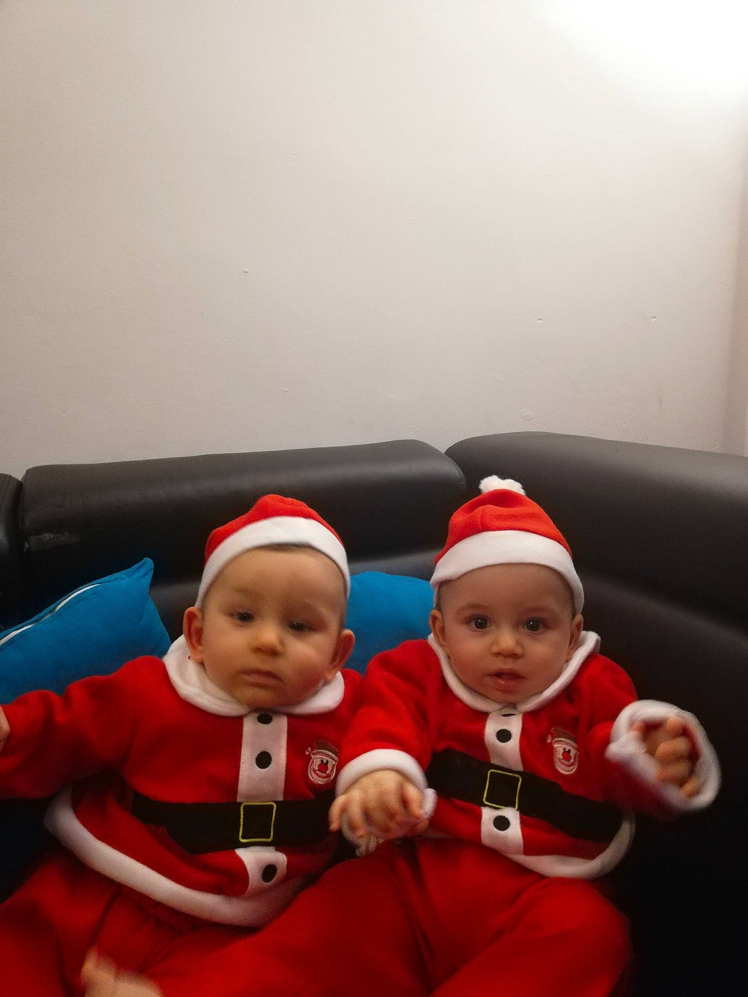 Les Jumeaux participe au concours pour gagner de l'argent avec cette photo : baby, child, christmas, christmas_eve, event, fictional_character, fun, head, headwear, holiday, lap, person, santa_claus, toddler