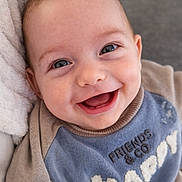 Timéo participe au concours pour gagner de l'argent avec cette photo : baby, smile, happy, blue_sweatshirt, face, infant, clothing, blanket, portrait, cute, child, young, warm, cozy, indoor, baby_hair, close_up, expression, person, soft_texture