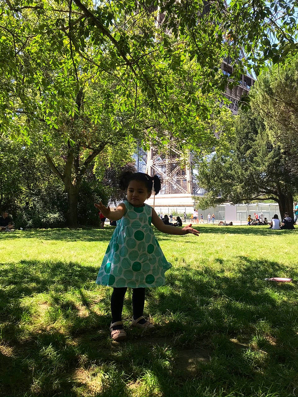 Océanne participe au concours pour gagner de l'argent avec cette photo : botany, child, dress, garden, grass, green, lawn, leaf, leisure, outerwear, park, person, photography, plant, play, recreation, spring, toddler, tree, walking