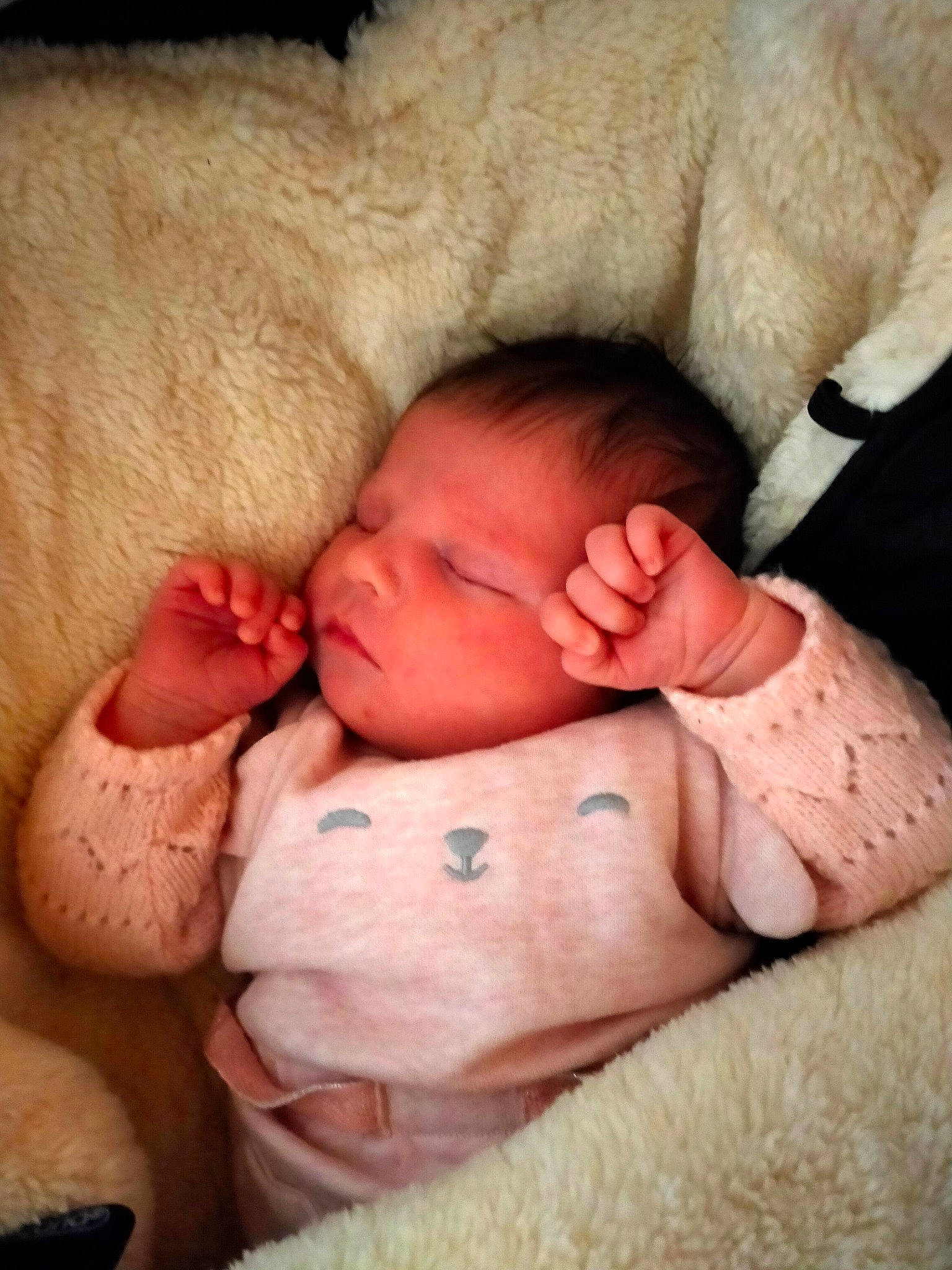 Chloé participe au concours pour gagner de l'argent avec cette photo : abdomen, arm, baby, baby_sleeping, baby_toddler_clothing, cheek, chest, child, comfort, eye, finger, gesture, hand, head, human_body, nose, person, skin, stomach, toddler