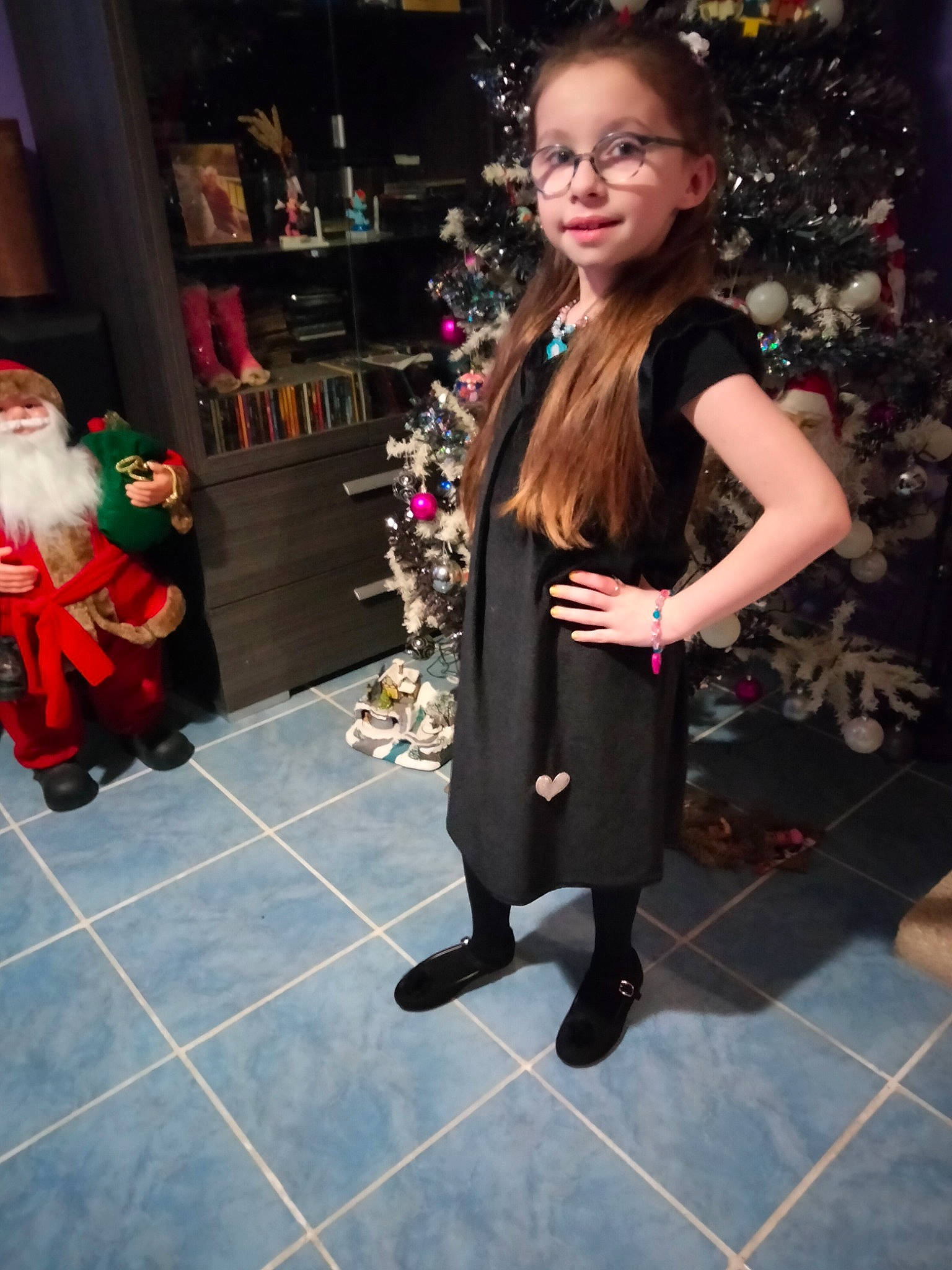 Lylas participe au concours pour gagner de l'argent avec cette photo : christmas, christmas_decoration, christmas_eve, christmas_ornament, christmas_tree, event, fashion_accessory, fashion_design, flooring, formal_wear, fun, holiday, holiday_ornament, human_leg, jewellery, leg, ornament, person, snapshot, tradition