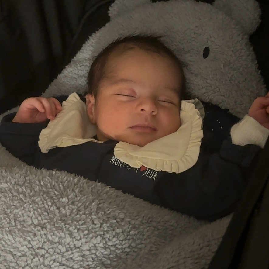 Nabaa participe au concours pour gagner de l'argent avec cette photo : baby, blanket, child, comfort, cozy, cute, dark_background, face, indoors, infant, peaceful, pillow, portrait, relaxed, rest, sleeping, soft, toddler, wearing_clothes, young_child