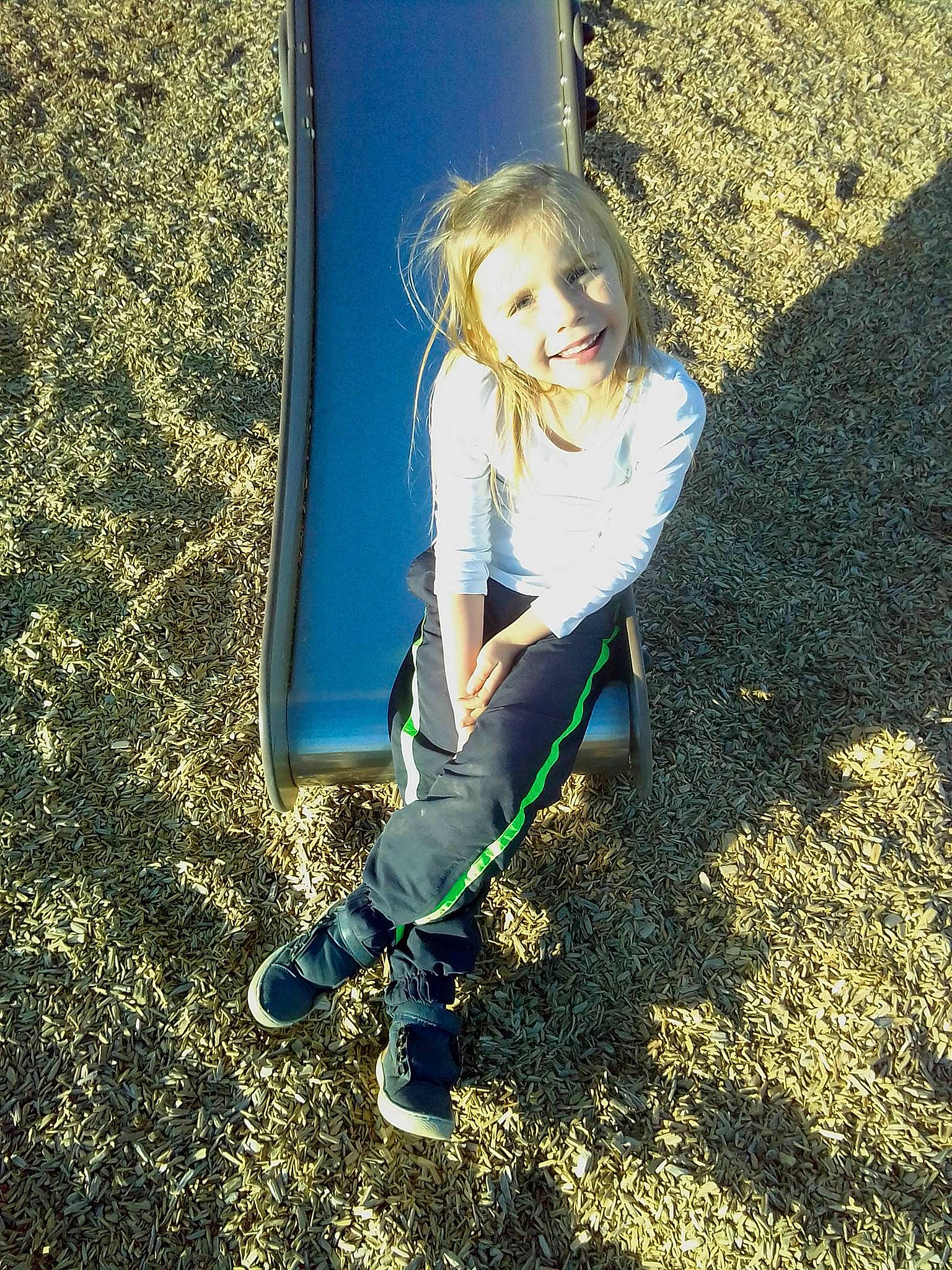 Iliana participe au concours pour gagner de l'argent avec cette photo : child, cool, fun, girl, grass, green, happiness, joy, person, plant, play, sitting, tree, vacation