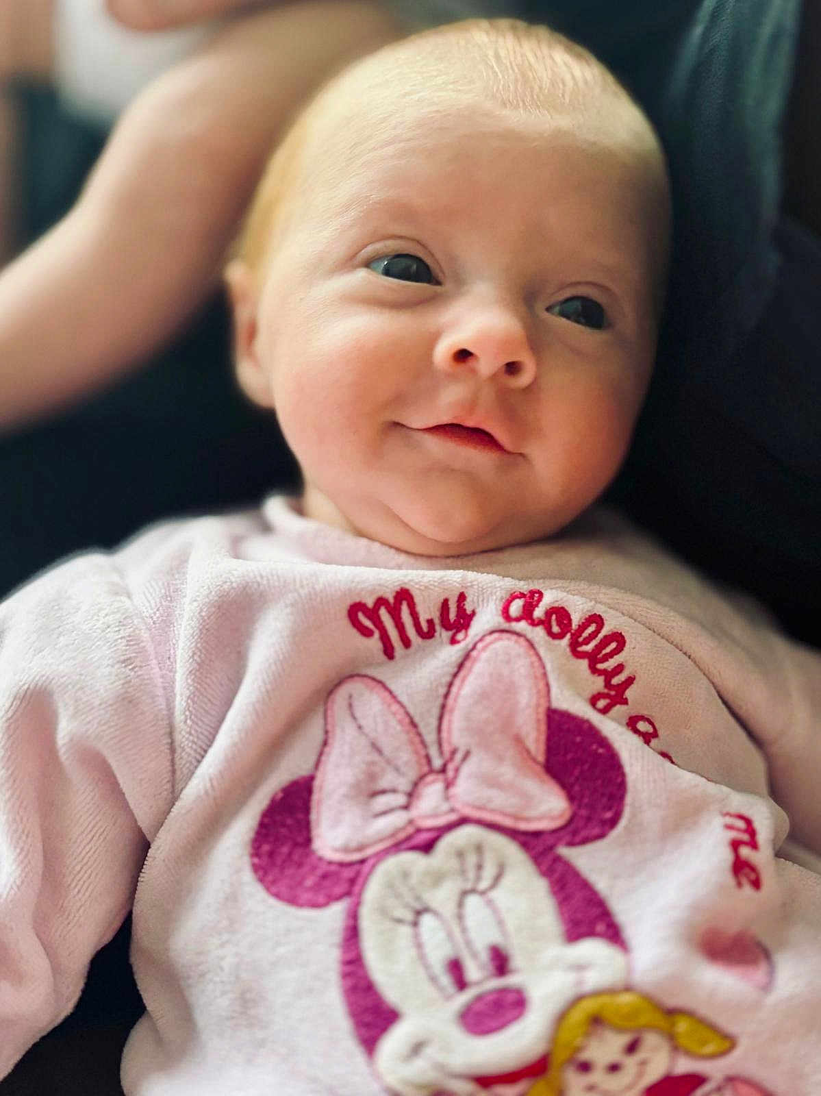 Kléa participe au concours pour gagner de l'argent avec cette photo : baby, infant, smiling, face, pink_sweater, minnie_mouse, clothing, cute, portrait, child, soft_lighting, closeup, young_child, happy, indoor, person, sitting, apparel, baby_girl, doll