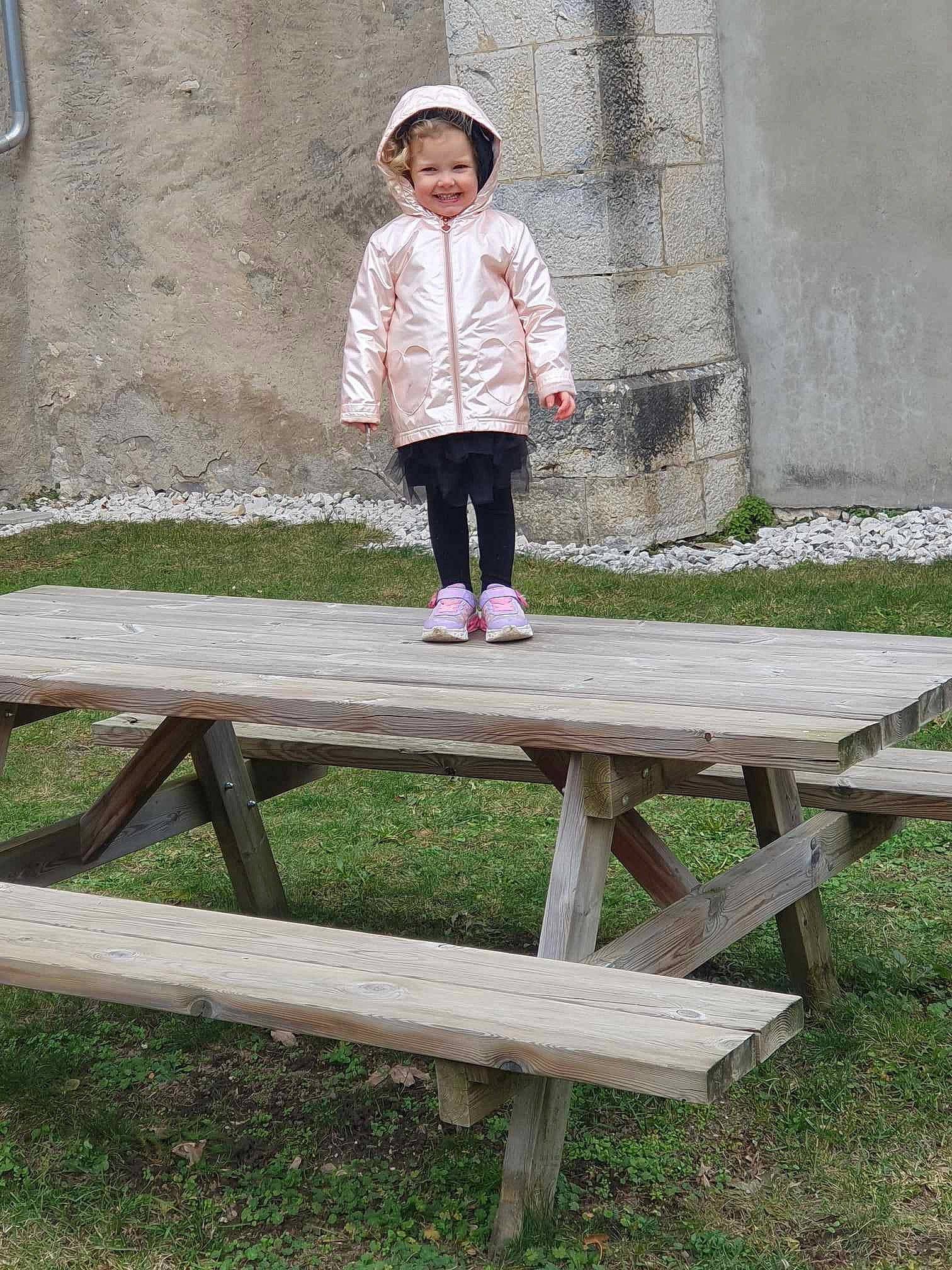 Lucie participe au concours pour gagner de l'argent avec cette photo : baby_toddler_clothing, bench, botany, fun, grass, happy, hat, headwear, joy, leg, leisure, outdoor_bench, outdoor_furniture, people_in_nature, person, picnic_table, plant, public_space, recreation, smile