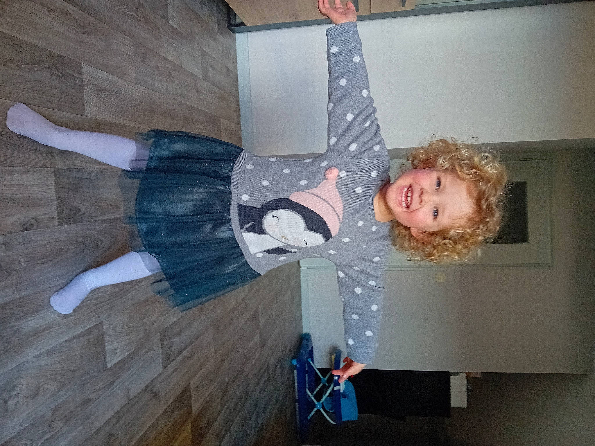 Lucie participe au concours pour gagner de l'argent avec cette photo : electric_blue, flooring, fun, hardwood, human_leg, joy, pattern, person, room, smile, thigh, wood, wood_stain, wrist