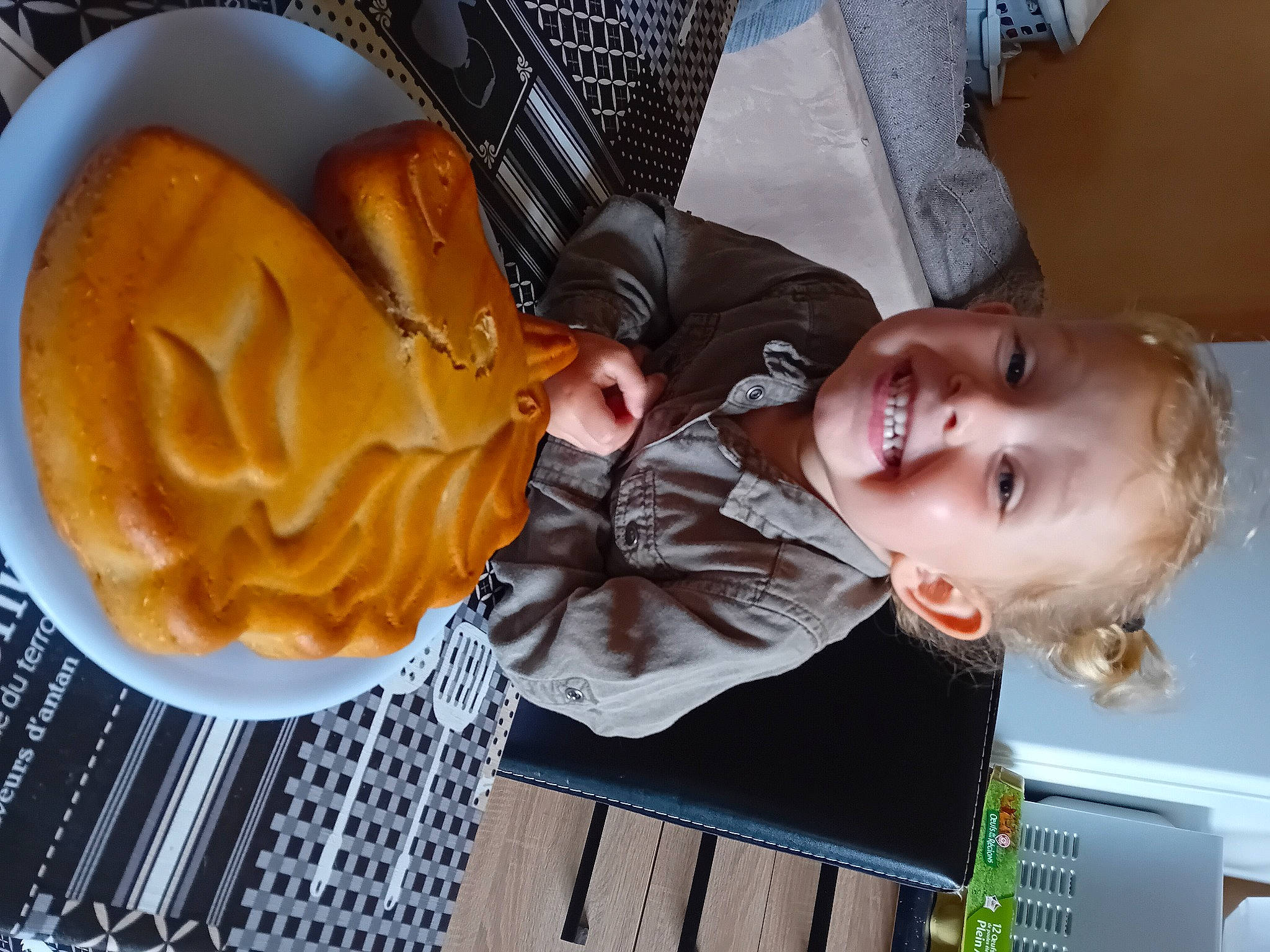 Lucie a rejoint le concours — aidez-le/la à gagner de superbes lots ! baby, baby_toddler_clothing, child, comfort_food, cuisine, dish, fast_food, food, happy, hat, headgear, ingredient, joy, junk_food, mouth, paste, person, smile, staple_food, tableware