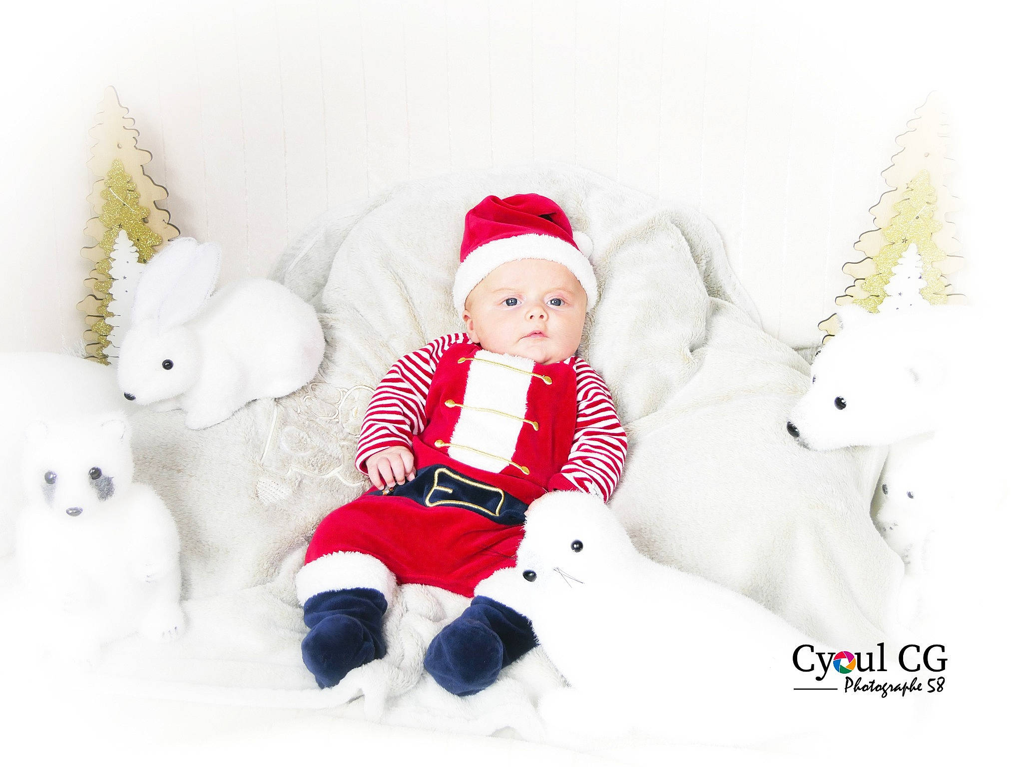 Kylian a rejoint le concours — aidez-le/la à gagner de superbes lots ! baby, child, christmas, christmas_eve, fictional_character, person, playing_in_the_snow, santa_claus, snow, toddler, winter