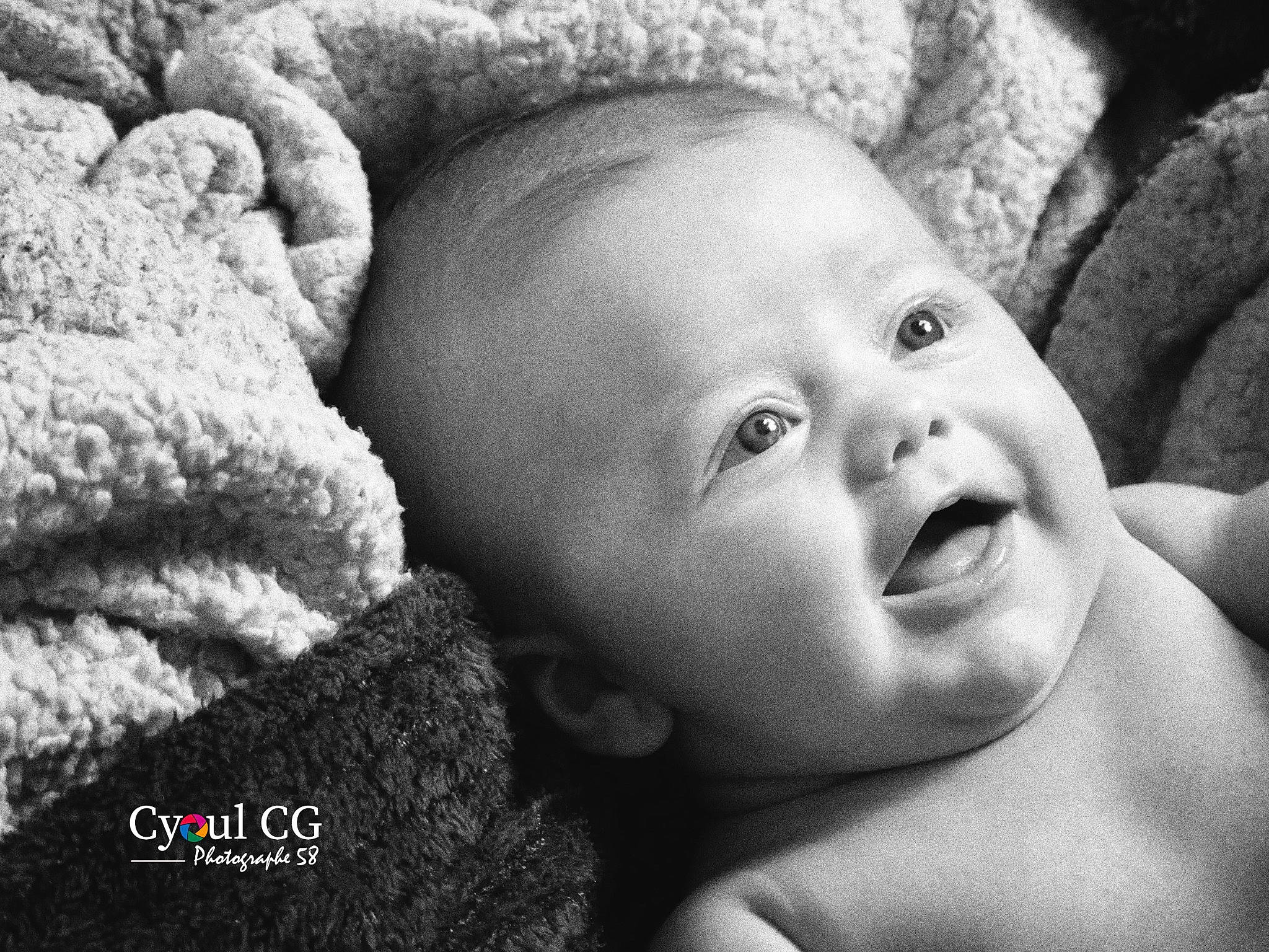 Kylian participe au concours pour gagner de l'argent avec cette photo : baby, black_and_white, cheek, child, close_up, ear, eye, face, forehead, head, lip, monochrome_photography, mouth, nose, person, photograph, photography, portrait_photography, skin, smile
