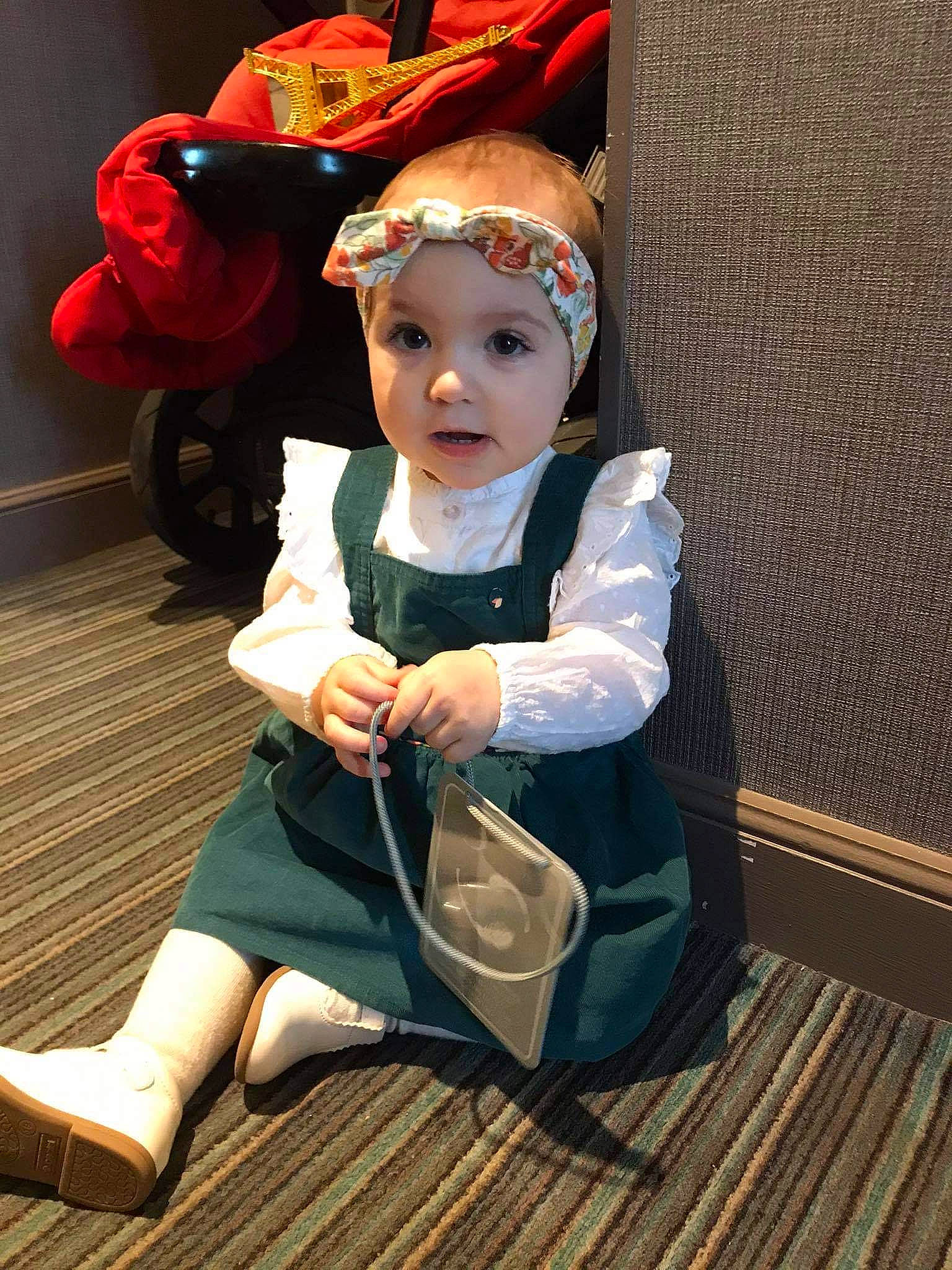 Victoria a rejoint le concours — aidez-le/la à gagner de superbes lots ! baby, baby_toddler_clothing, bag, child, costume_hat, entertainment, event, fictional_character, flooring, foot, fun, happy, hardwood, headwear, performing_arts, person, personal_protective_equipment, sitting, sunglasses, toddler