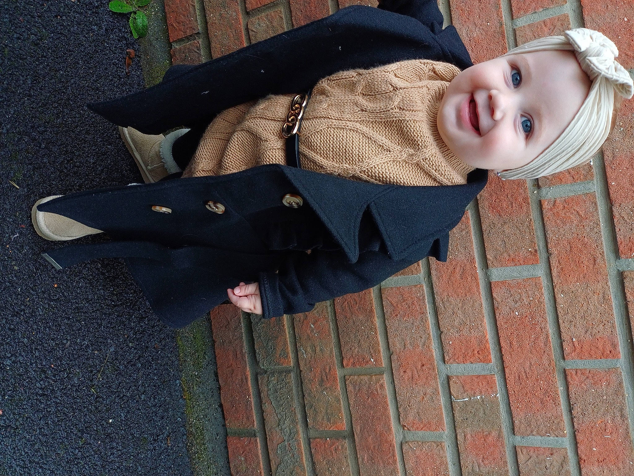 Myah participe au concours pour gagner de l'argent avec cette photo : baby, blazer, collar, face, fashion_accessory, formal_wear, hat, joy, overcoat, pattern, person, plant, sleeve, smile, suit, toddler, tree, uniform, waist, wood