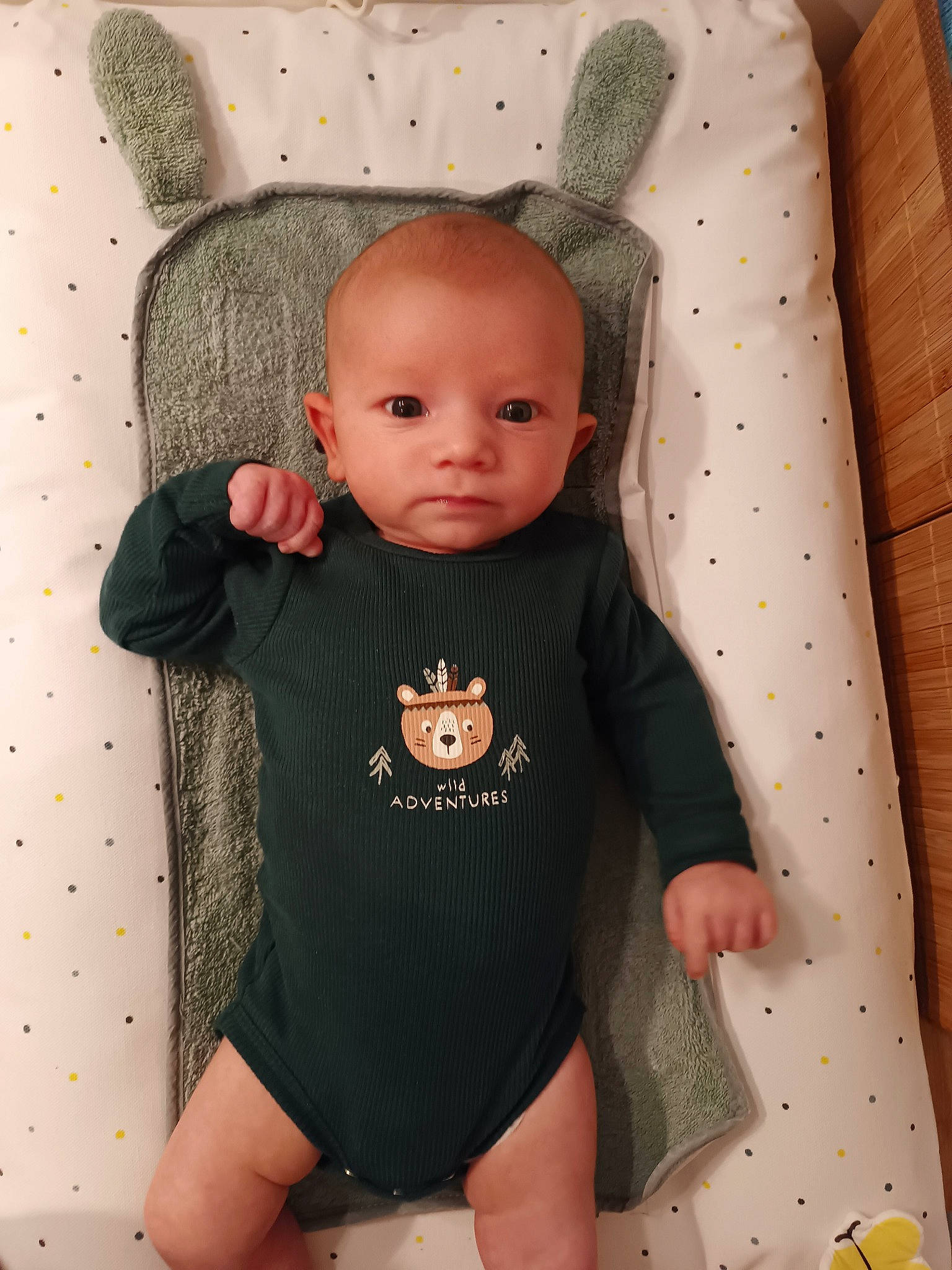 Mahe a rejoint le concours — aidez-le/la à gagner de superbes lots ! baby, baby_products, baby_safety, baby_toddler_clothing, child, comfort, linens, outerwear, pattern, person, pink, room, sitting, sleeve, t_shirt, textile, thigh, toddler, vest, white