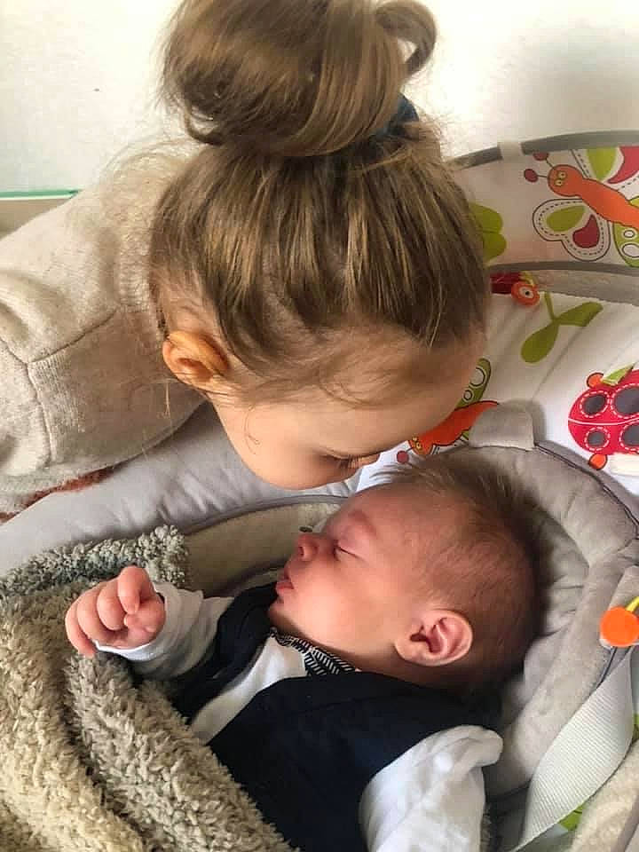 Luna a rejoint le concours — aidez-le/la à gagner de superbes lots ! baby, baby_toddler_clothing, brown_hair, cheek, child, comfort, ear, eyelash, fashion_accessory, gesture, hand, happy, iris, linens, neck, nose, person, product, skin, textile