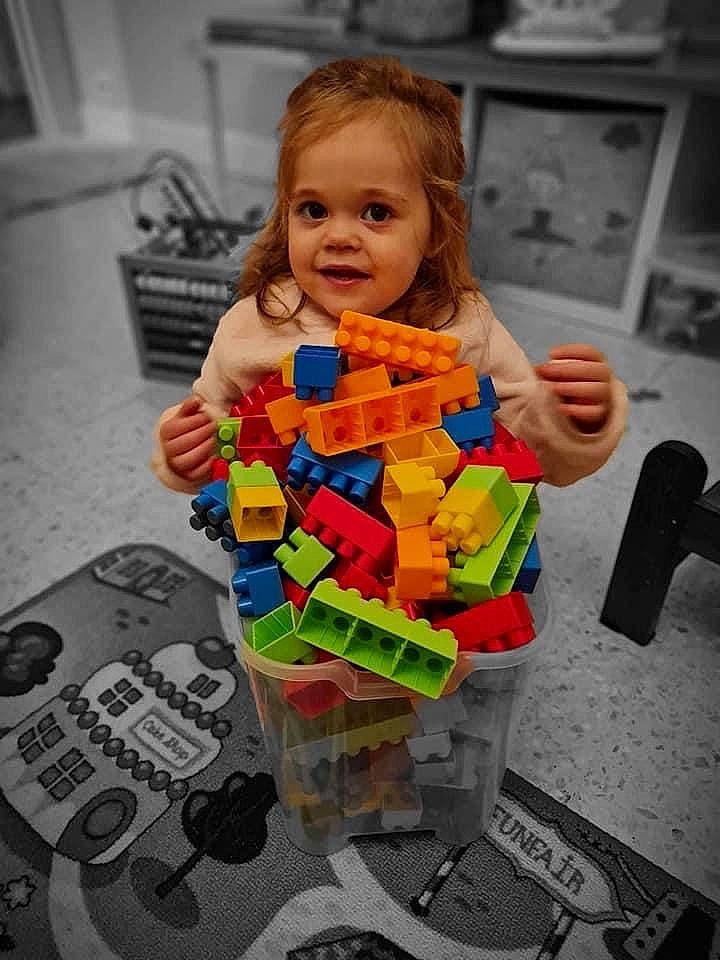 Luna participe au concours pour gagner de l'argent avec cette photo : baby, baby_toddler_clothing, baby_toys, child, flooring, fun, happy, lego, person, picture_frame, plastic, play, room, smile, t_shirt, toddler, toy, toy_vehicle